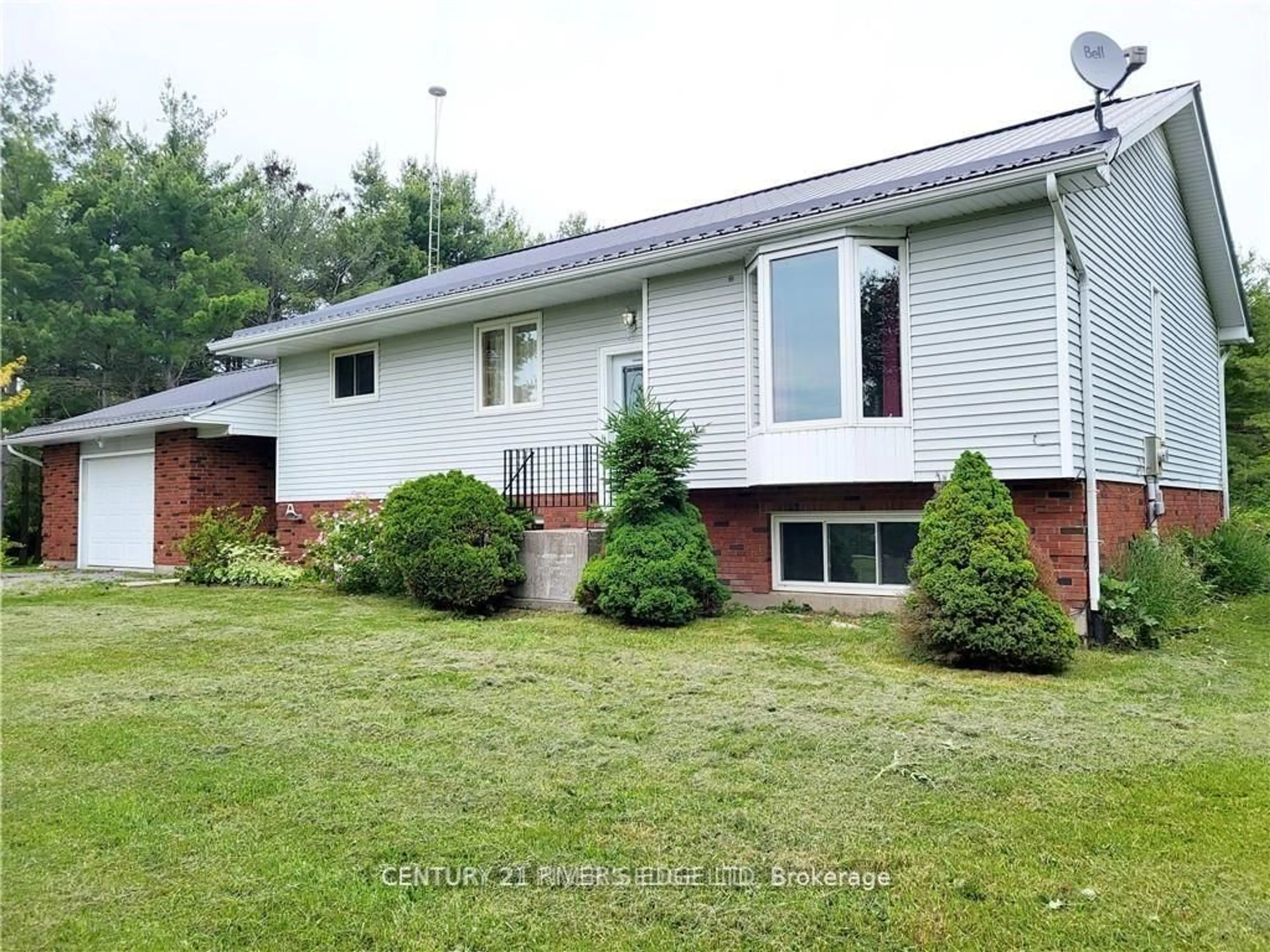 Home with vinyl exterior material, unknown for 23 Guild Rd, Front of Yonge Ontario K0E 1R0