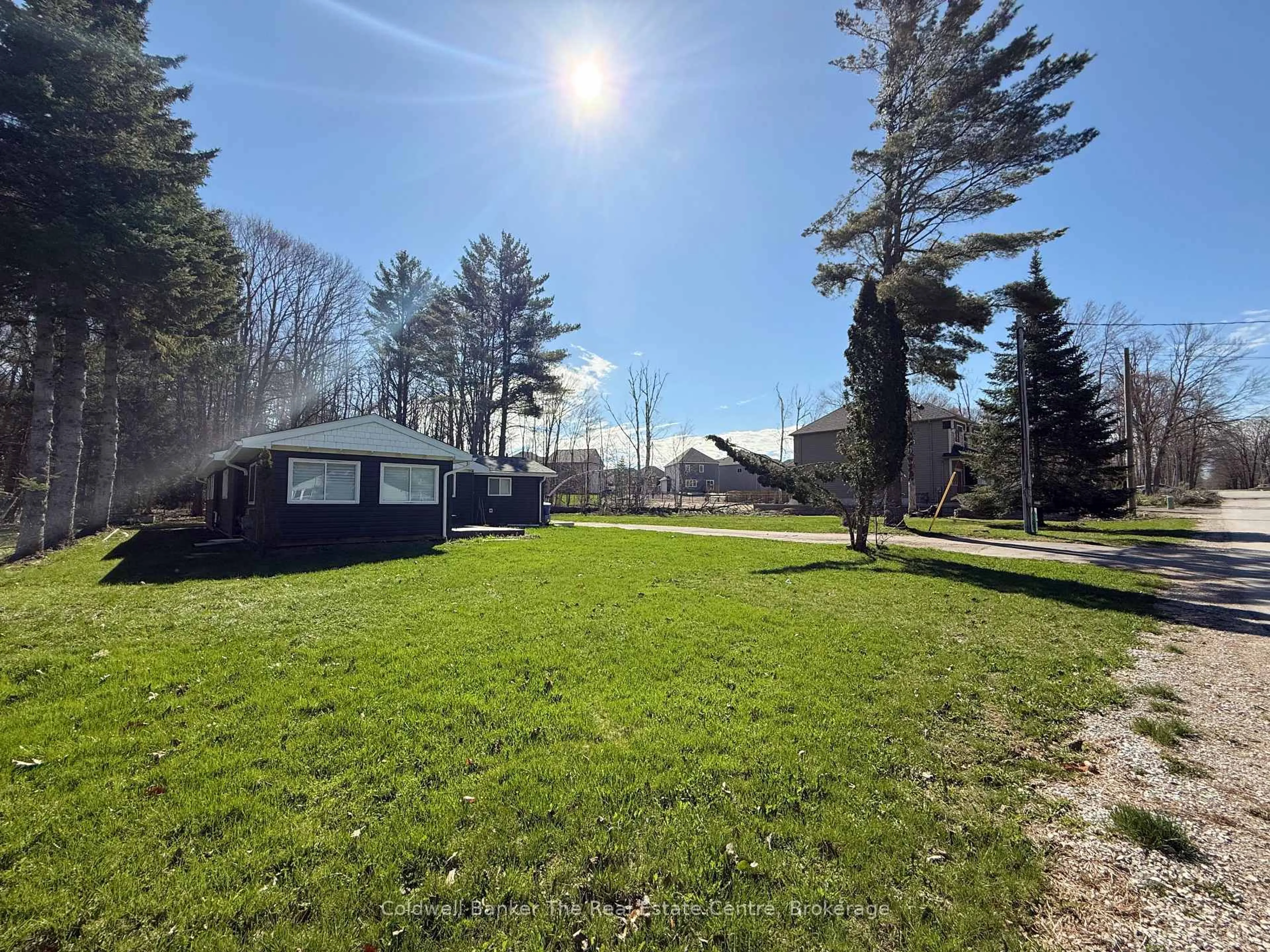 A pic from outside/outdoor area/front of a property/back of a property/a pic from drone, forest/trees view for 460 Wellington St, Gravenhurst Ontario P1P 1A5