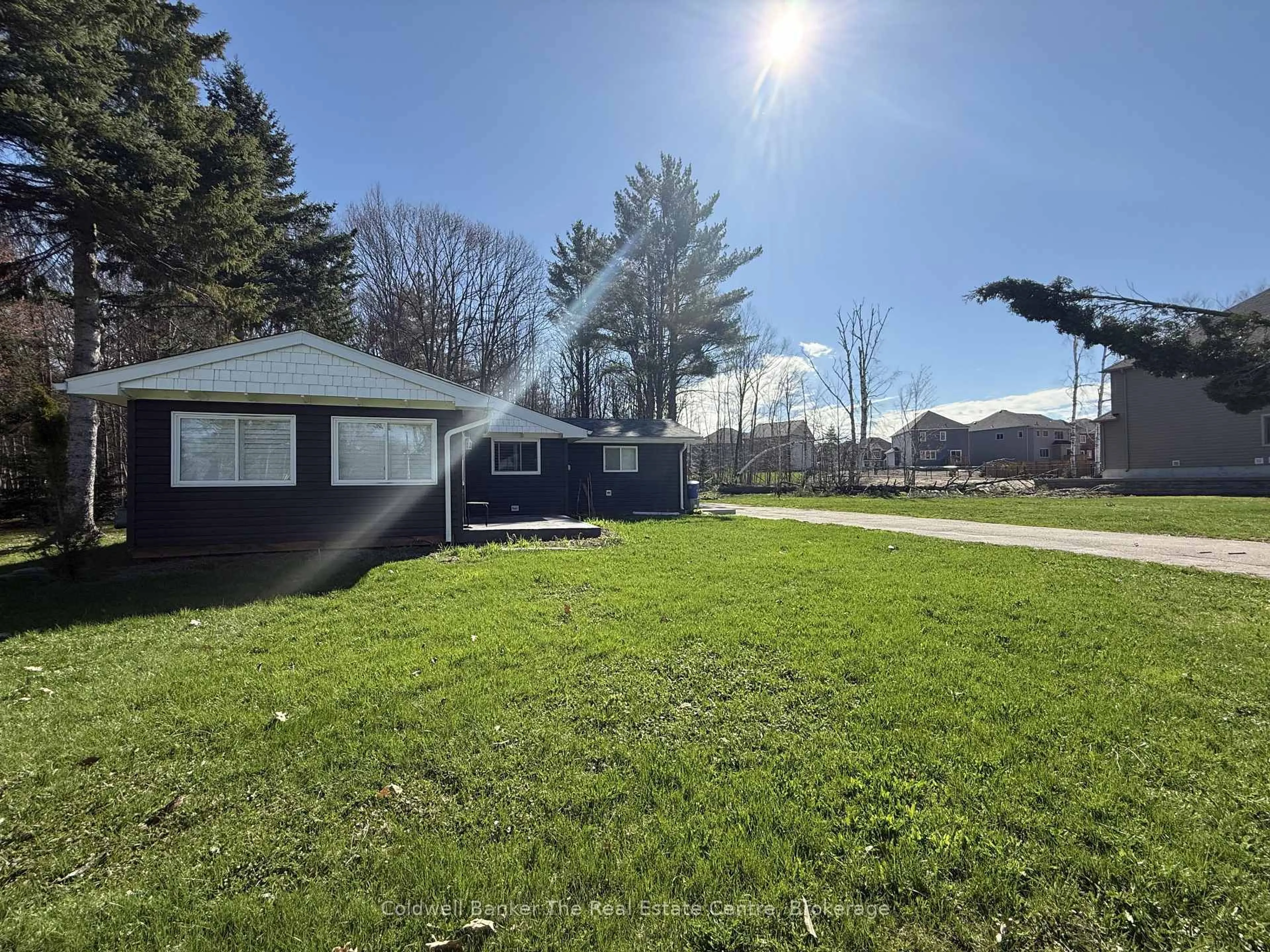 A pic from outside/outdoor area/front of a property/back of a property/a pic from drone, street for 460 Wellington St, Gravenhurst Ontario P1P 1A5