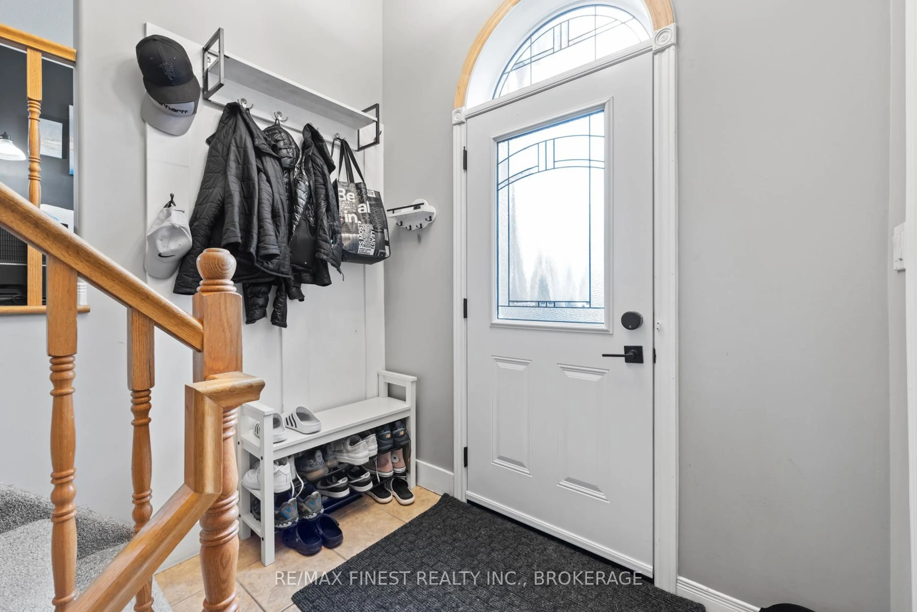 Indoor entryway for 1001 Bluffwood Ave, Kingston Ontario K7K 7K6