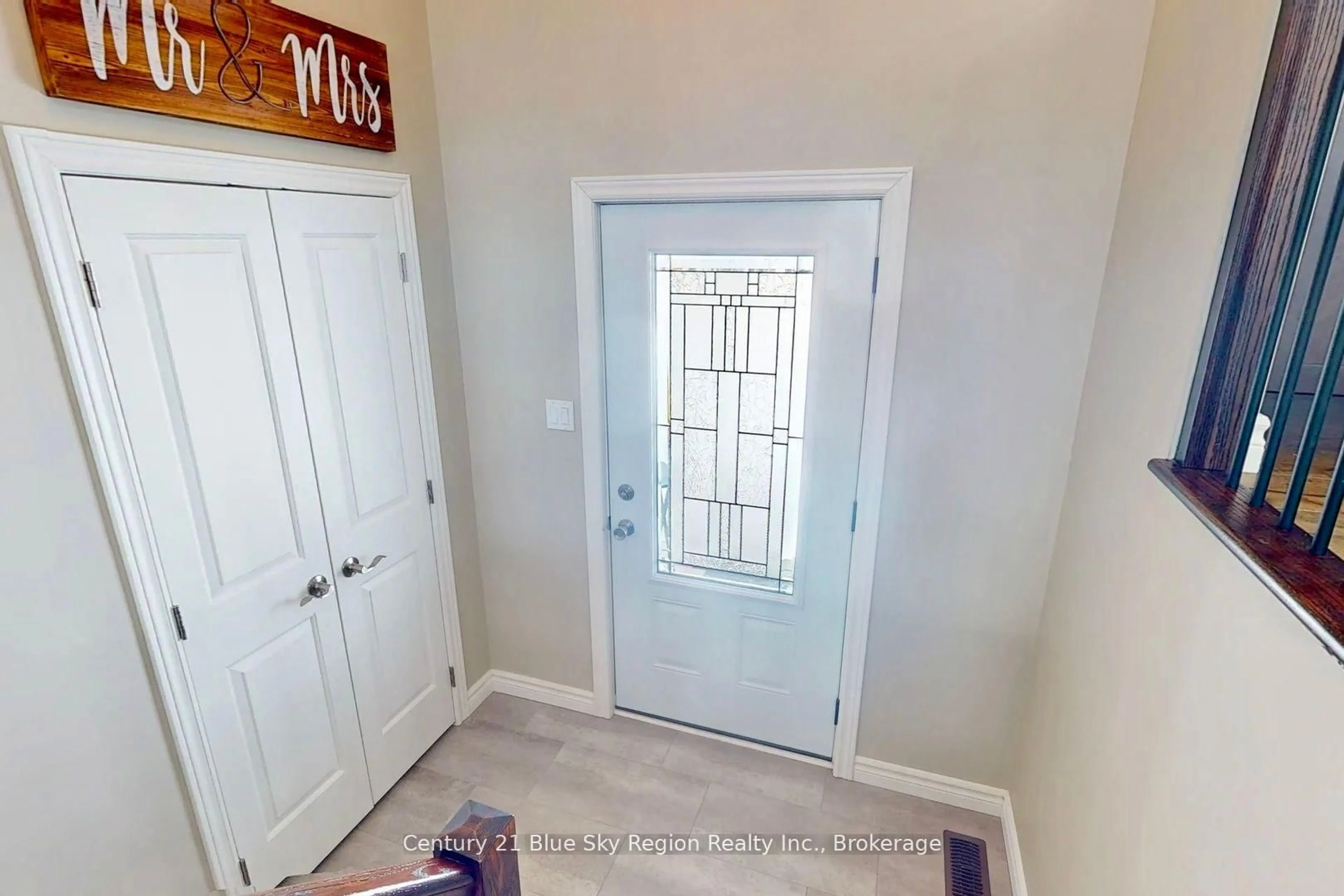 Indoor entryway for 1928 Village Rd, Chisholm Ontario P0H 1B0