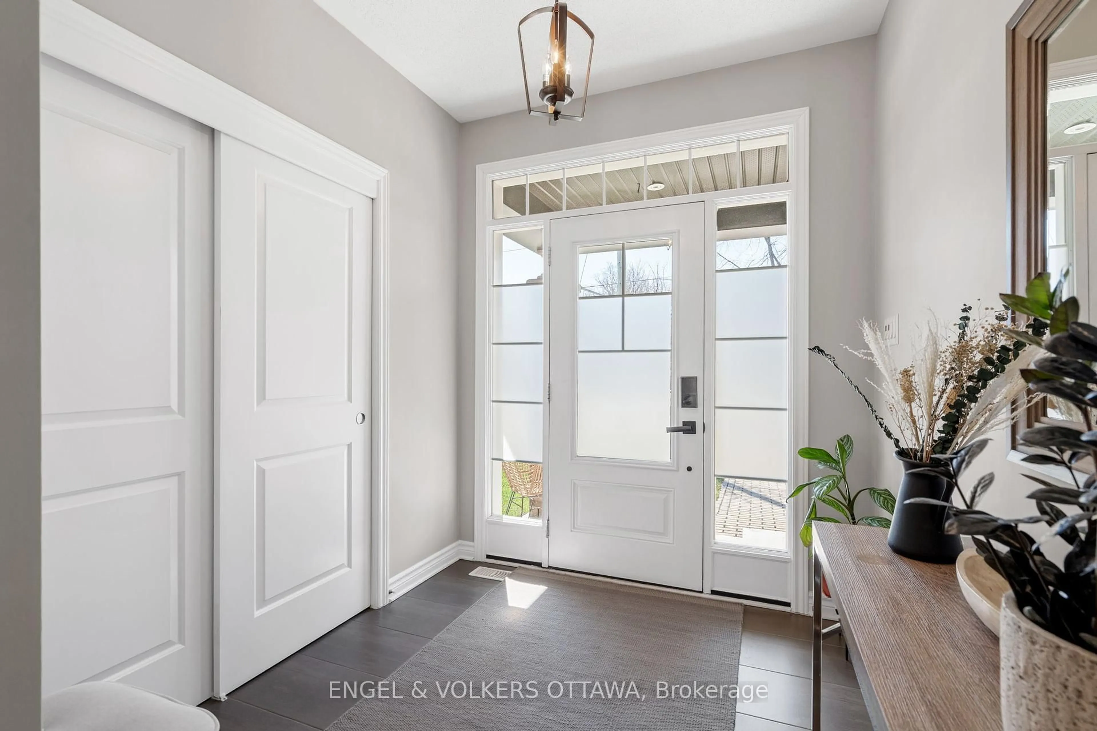 Indoor entryway for 6333 Renaud Rd, Ottawa Ontario K1W 0J4