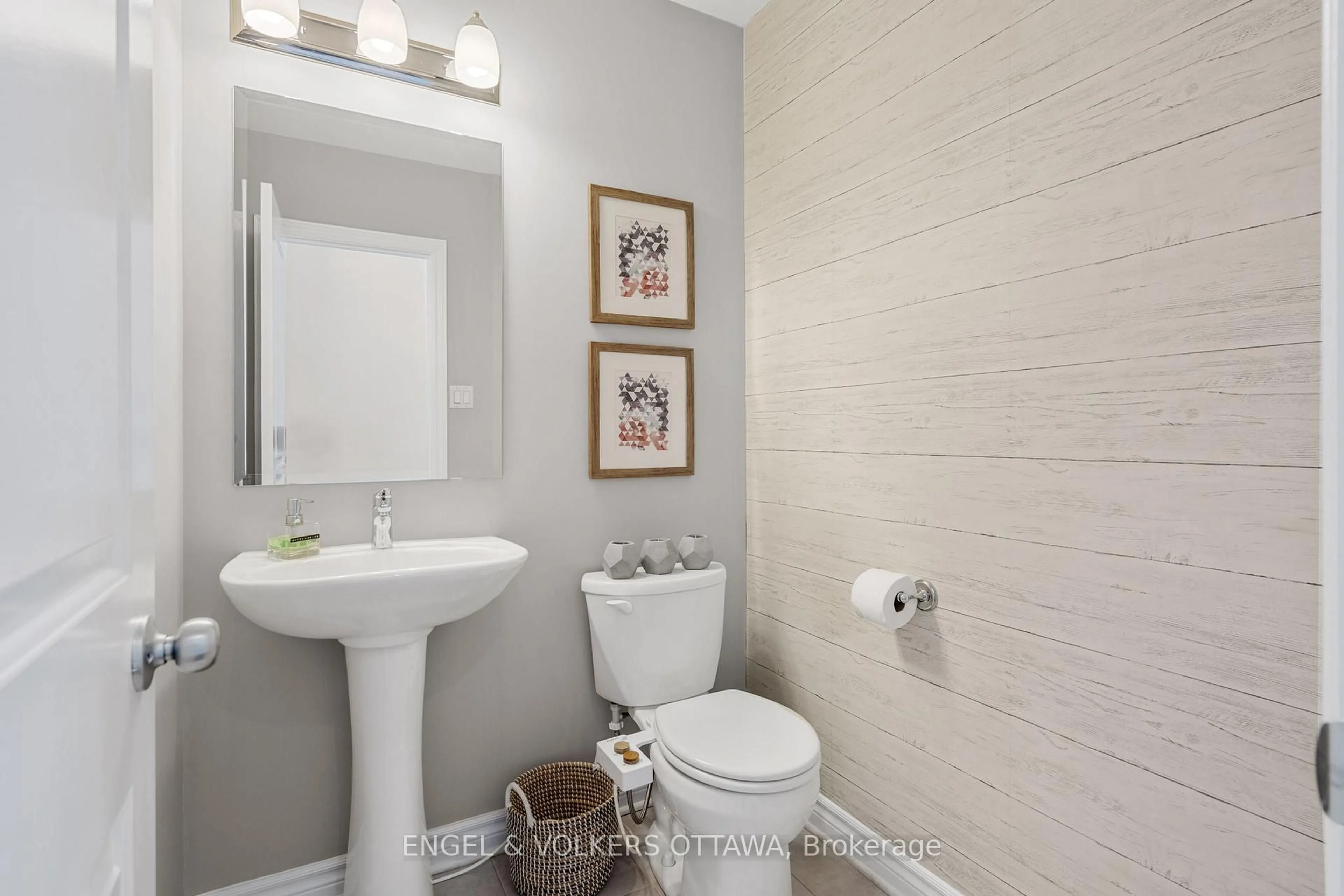 Standard bathroom, ceramic/tile floor for 6333 Renaud Rd, Ottawa Ontario K1W 0J4