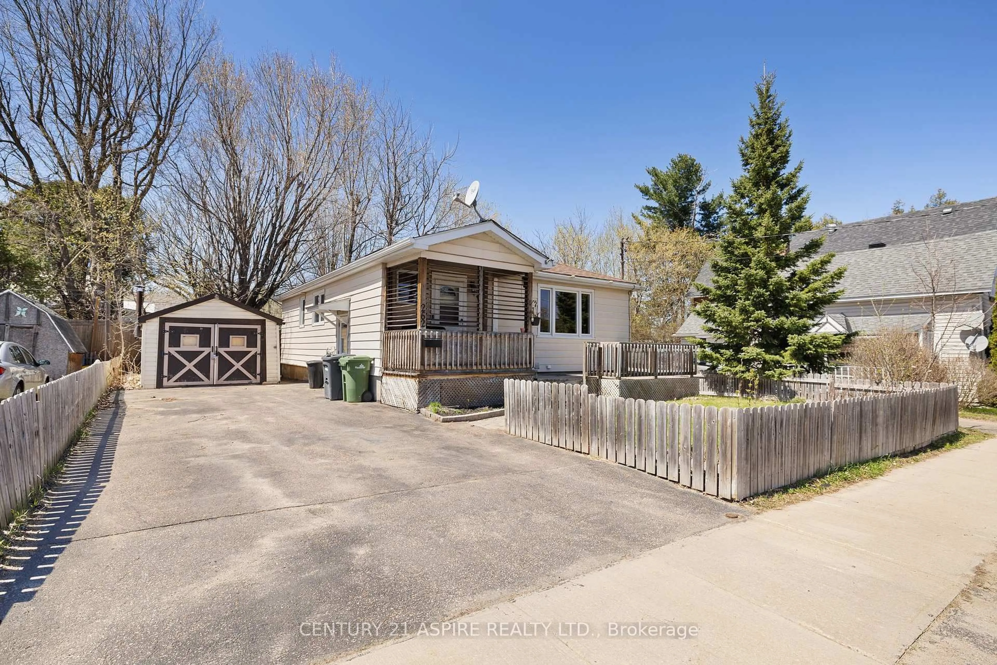 A pic from outside/outdoor area/front of a property/back of a property/a pic from drone, street for 262 James St, Pembroke Ontario K8A 4T8