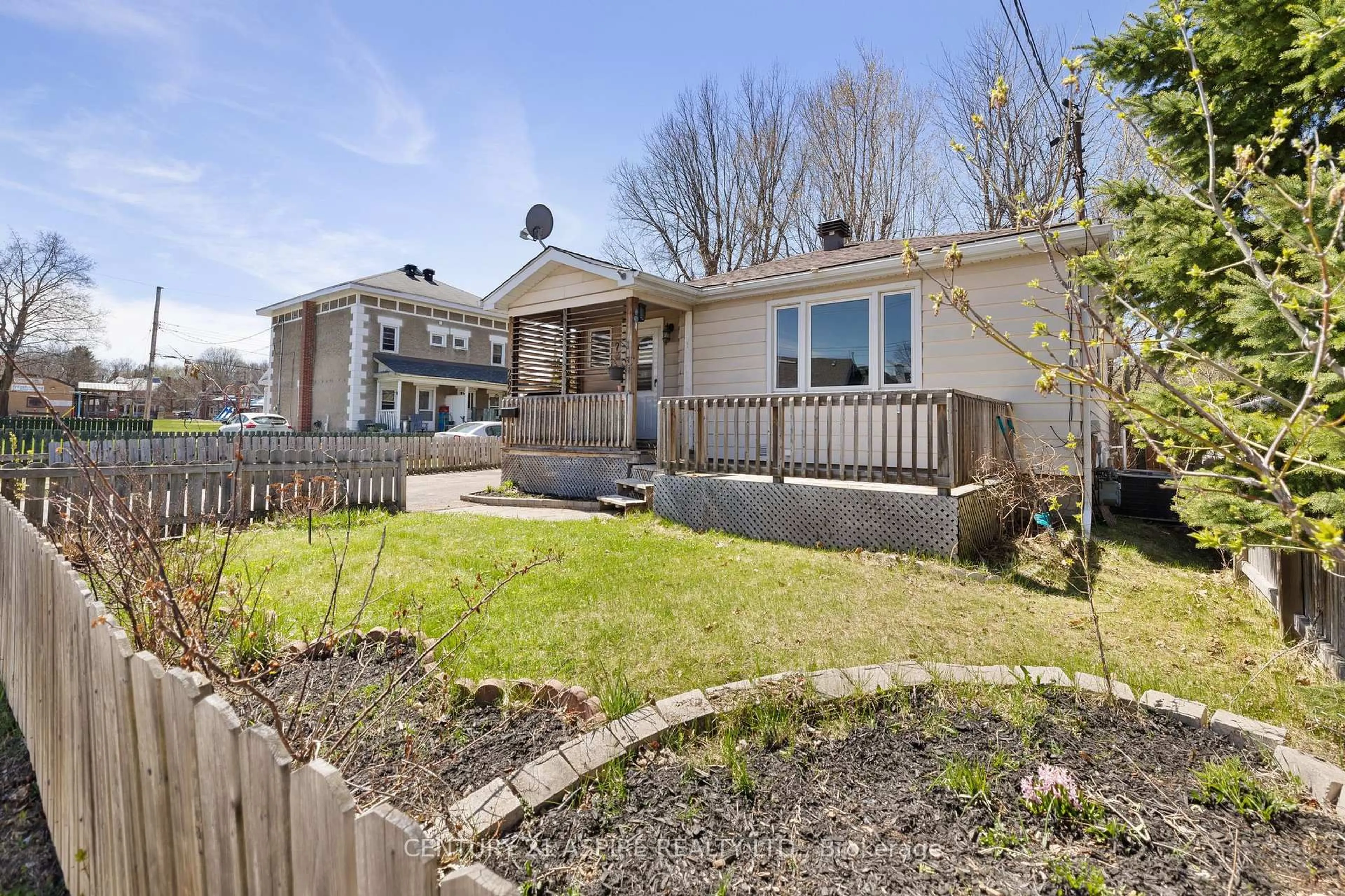 A pic from outside/outdoor area/front of a property/back of a property/a pic from drone, unknown for 262 James St, Pembroke Ontario K8A 4T8