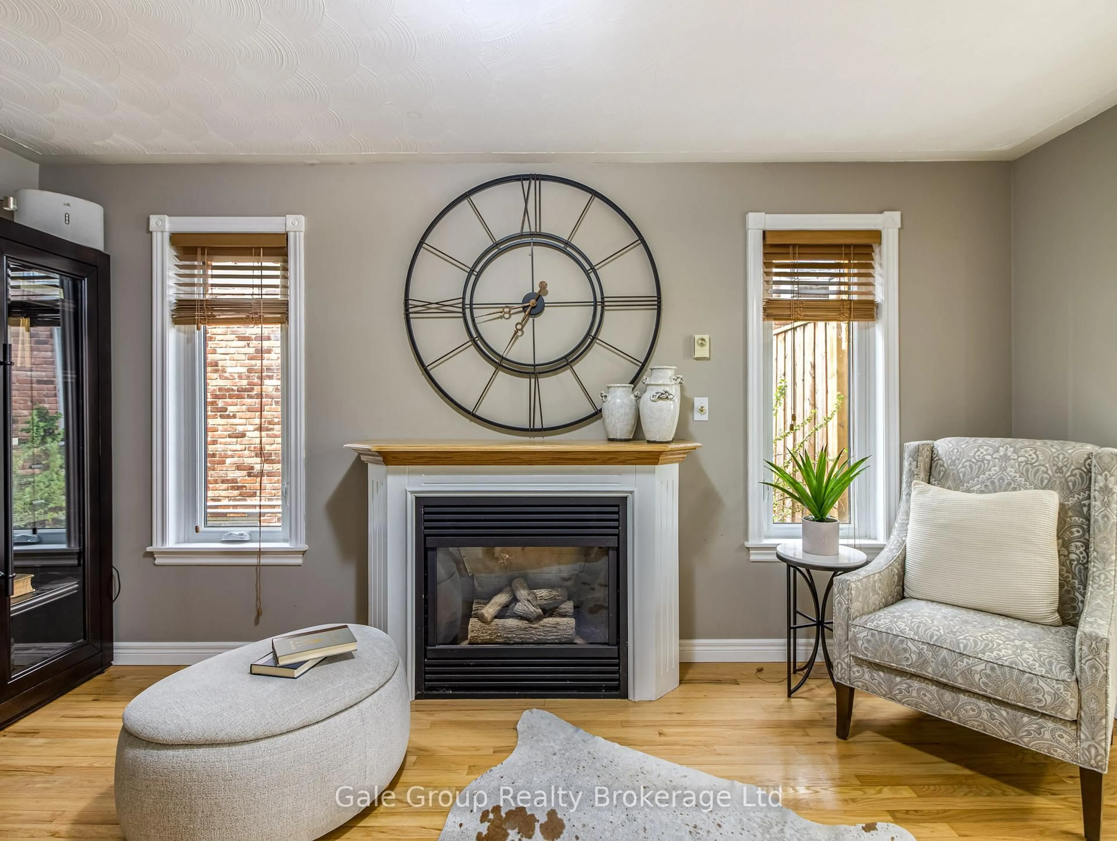 Living room with furniture, unknown for 599 Lansdowne Ave, Woodstock Ontario N4T 1R6