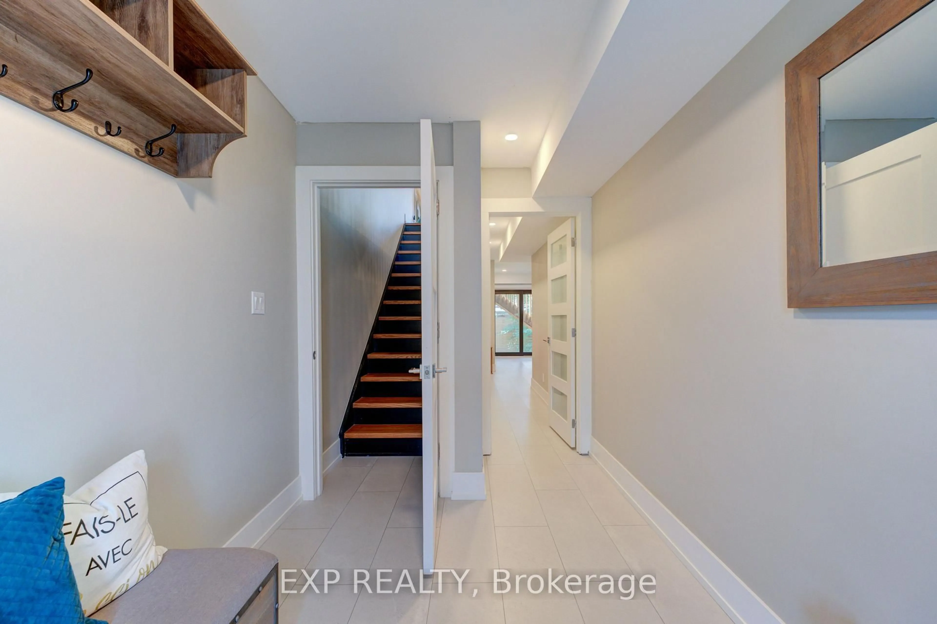 Indoor entryway for 3 Spring Lane #B, Brantford Ontario N3T 4M2