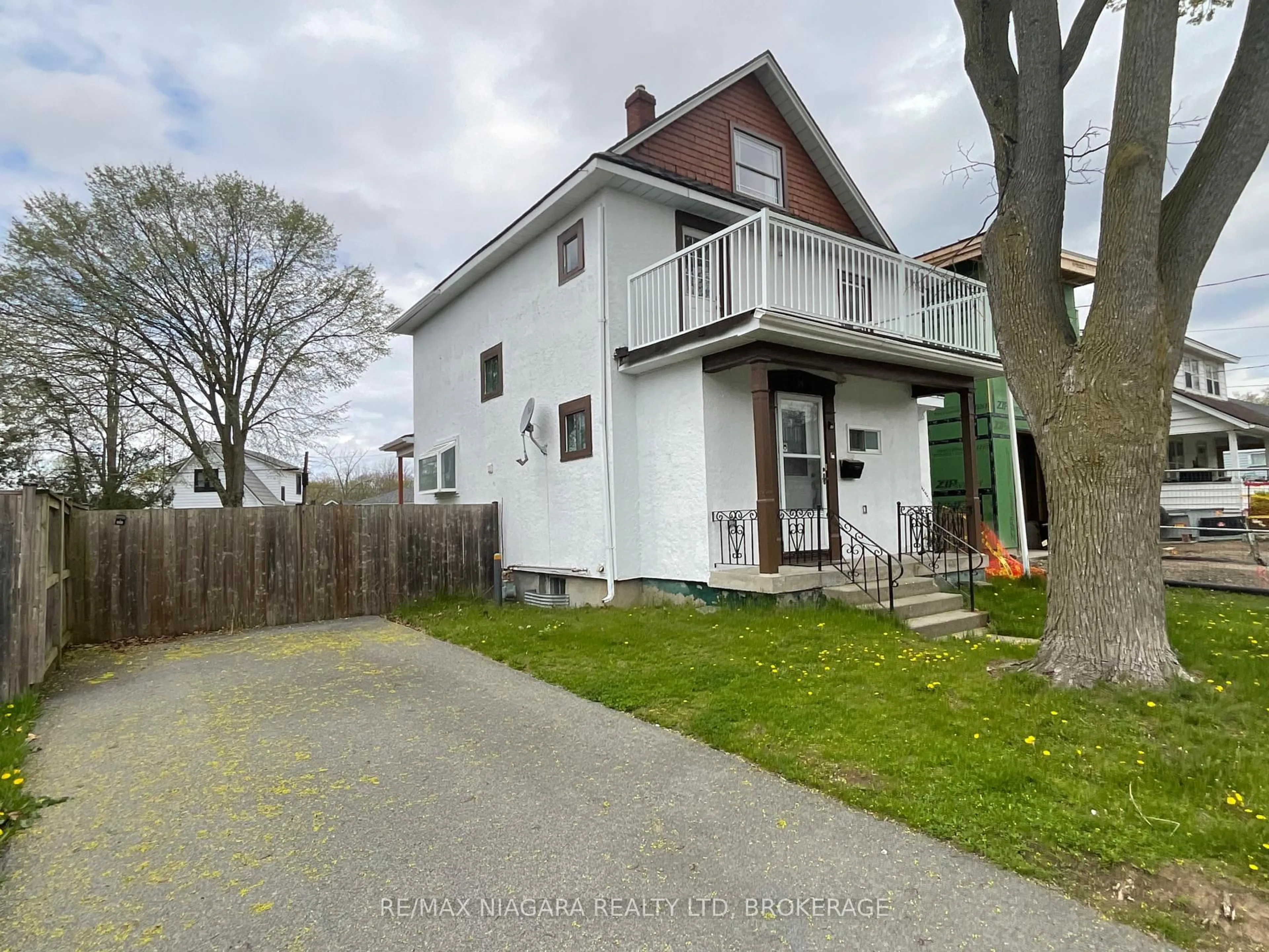 A pic from outside/outdoor area/front of a property/back of a property/a pic from drone, street for 39 OAKLAND Ave, Welland Ontario L3C 2B8
