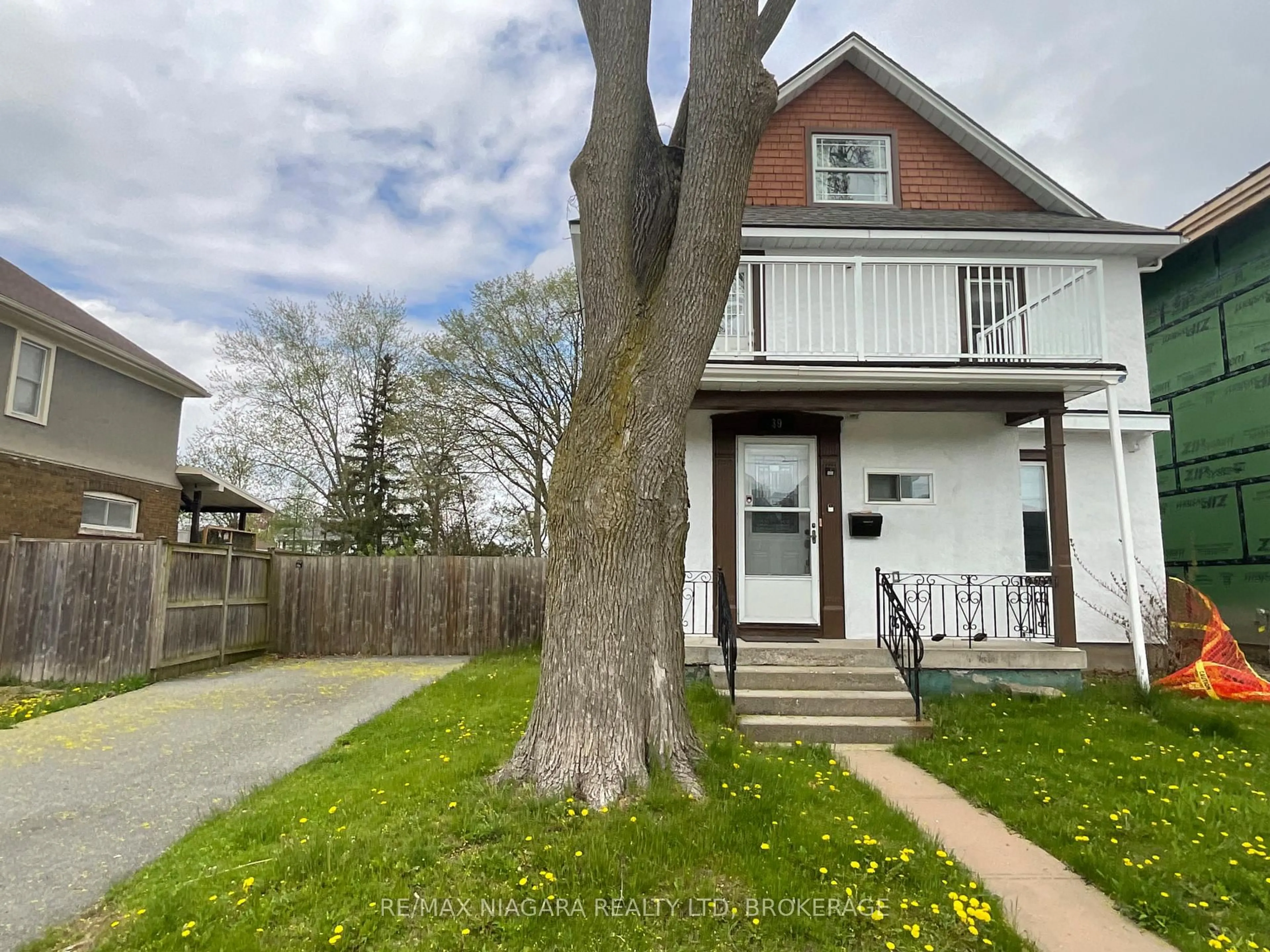 A pic from outside/outdoor area/front of a property/back of a property/a pic from drone, street for 39 OAKLAND Ave, Welland Ontario L3C 2B8