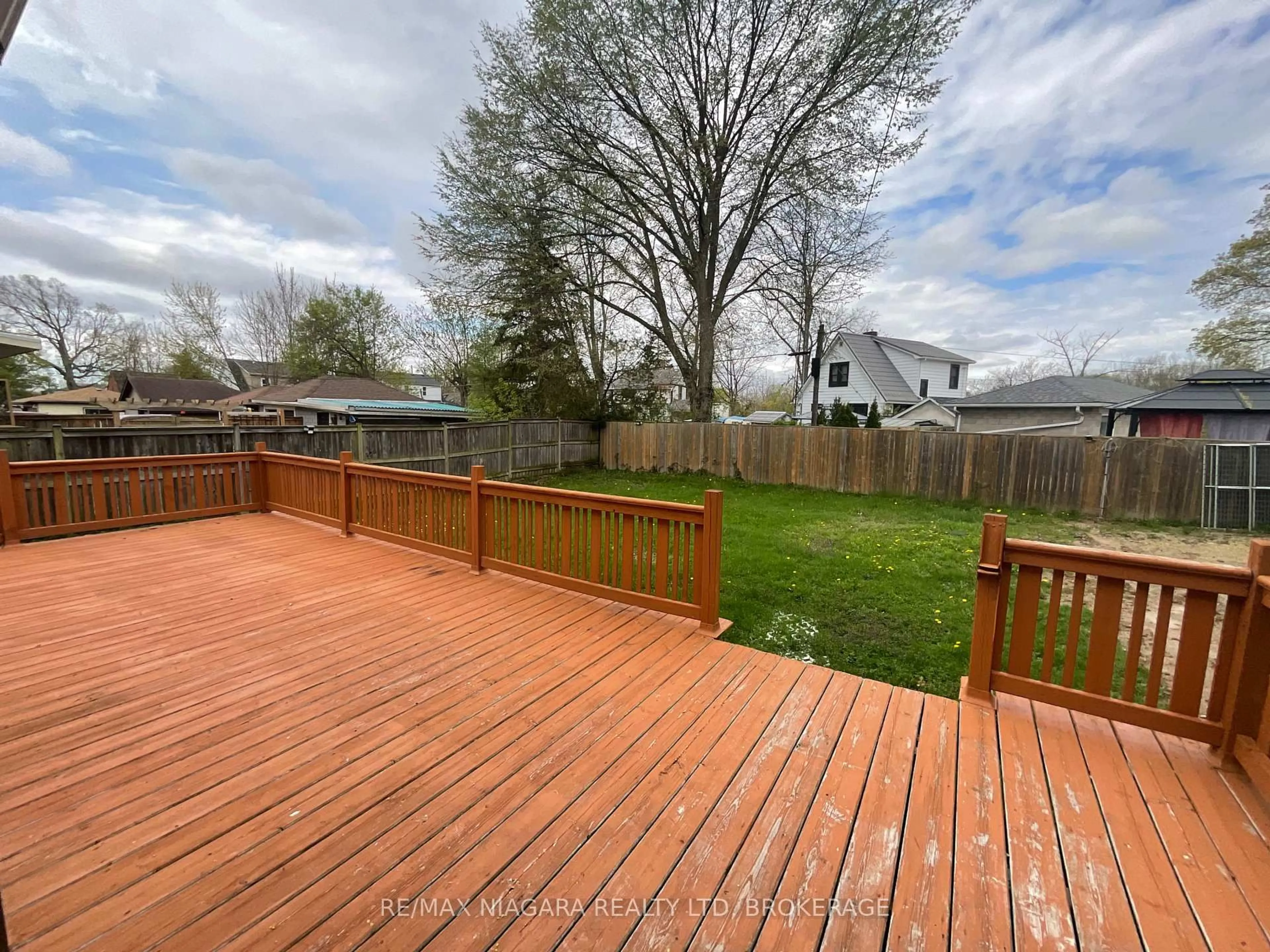 Patio, unknown for 39 OAKLAND Ave, Welland Ontario L3C 2B8