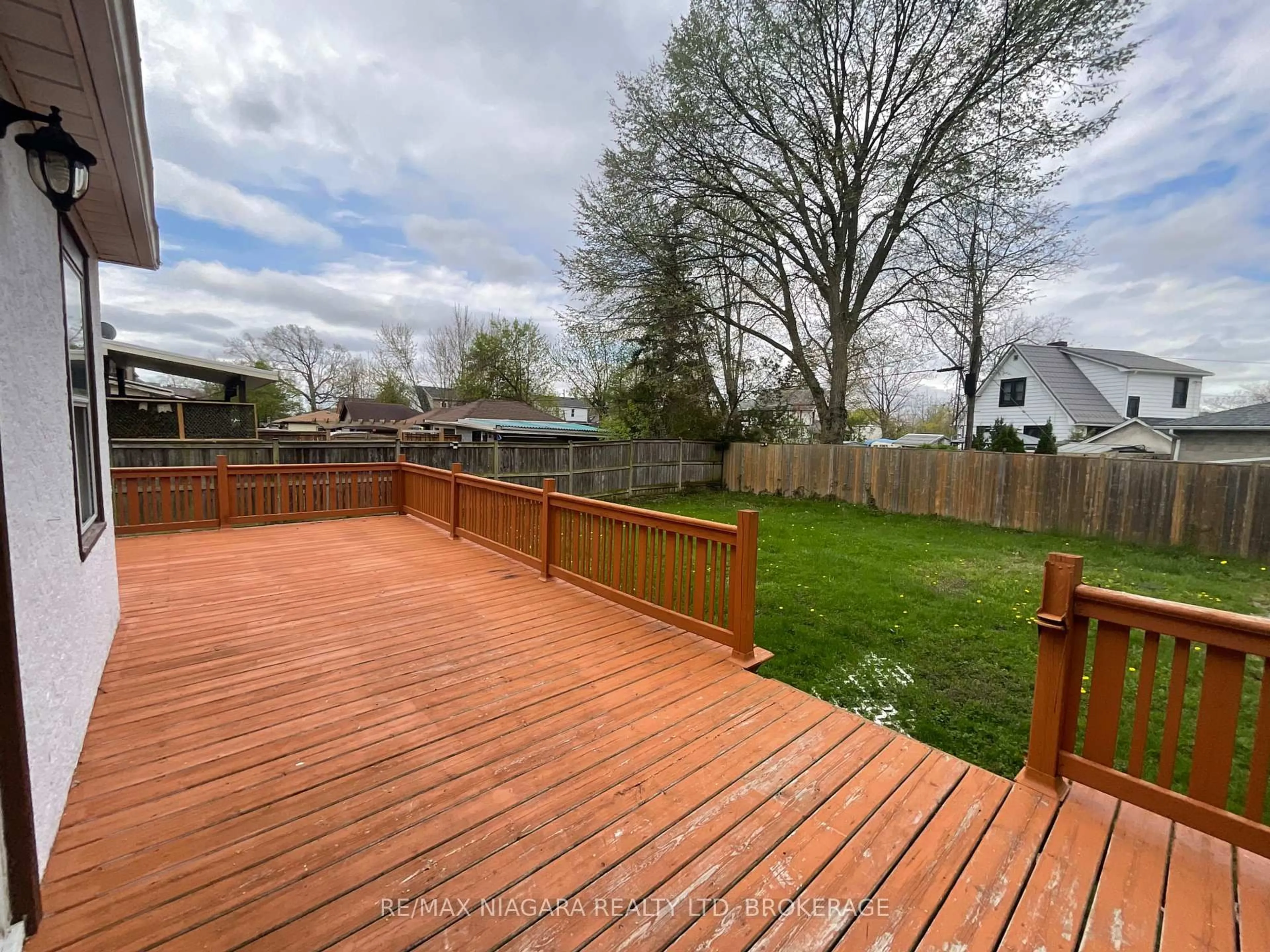 A pic from outside/outdoor area/front of a property/back of a property/a pic from drone, unknown for 39 OAKLAND Ave, Welland Ontario L3C 2B8