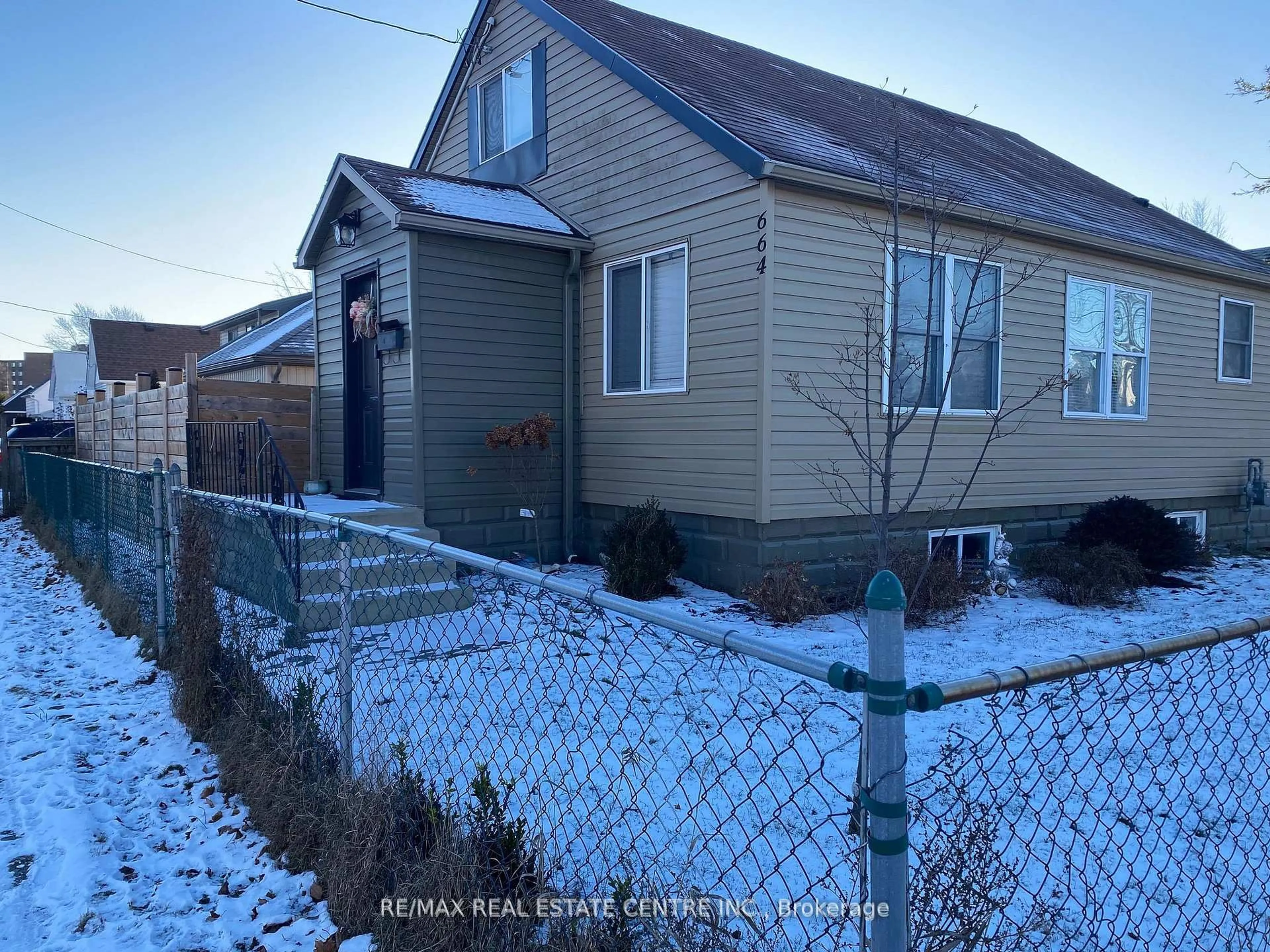 A pic from outside/outdoor area/front of a property/back of a property/a pic from drone, street for 664 Wallace St, Chatham-Kent Ontario N8A 1K3