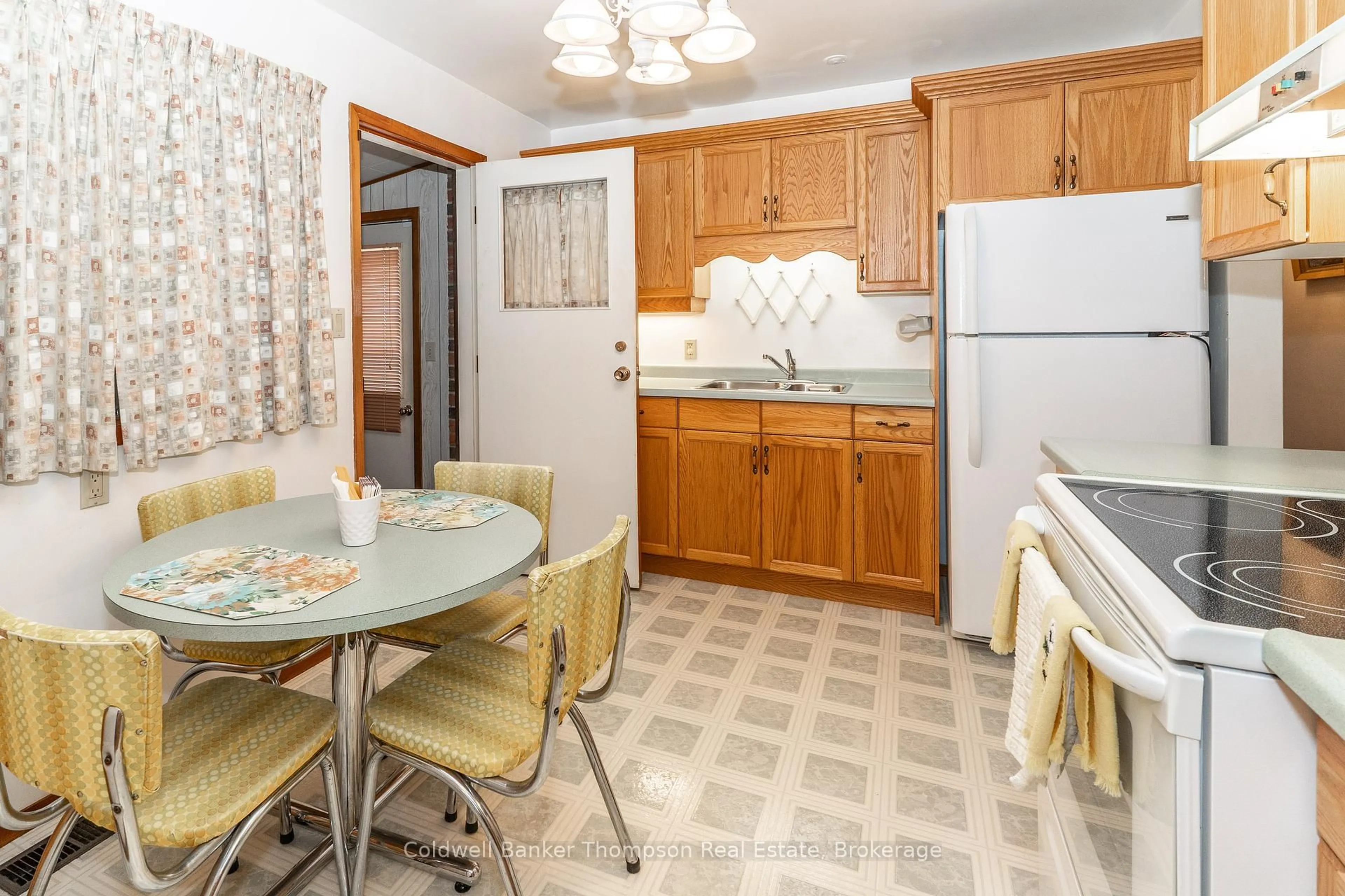 Standard kitchen, ceramic/tile floor for 3 Meadow Park Dr, Huntsville Ontario P1H 1G2