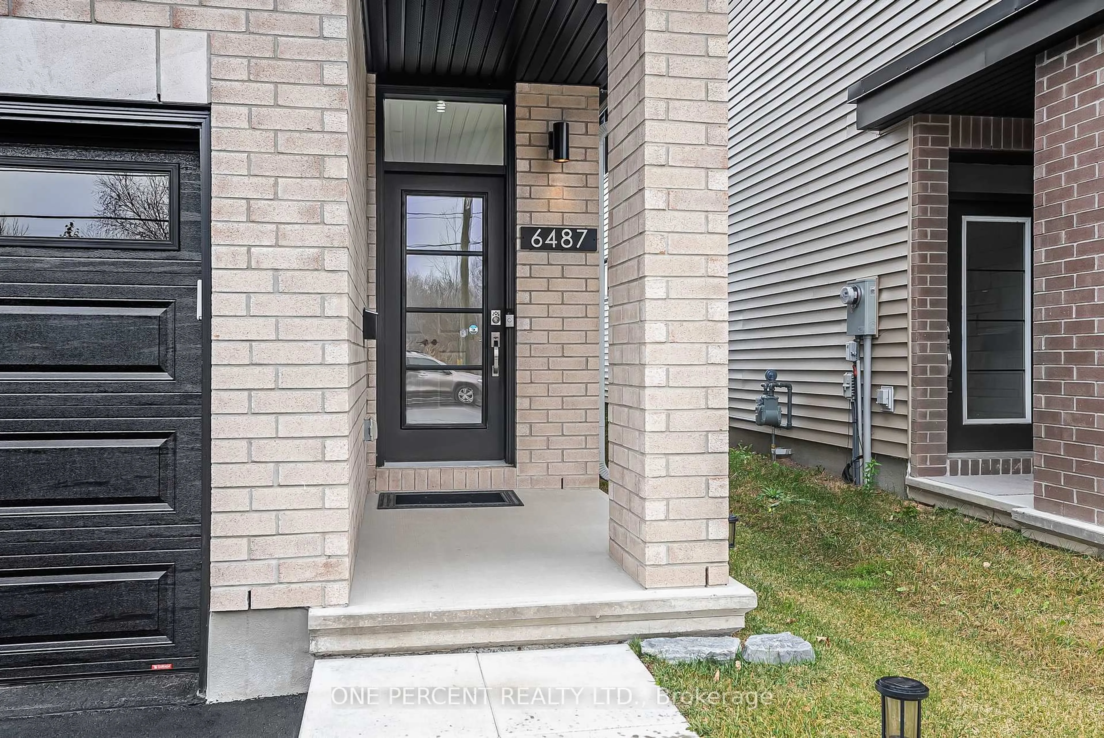 Indoor entryway for 6487 RENAUD Rd, Ottawa Ontario K1W 0R8