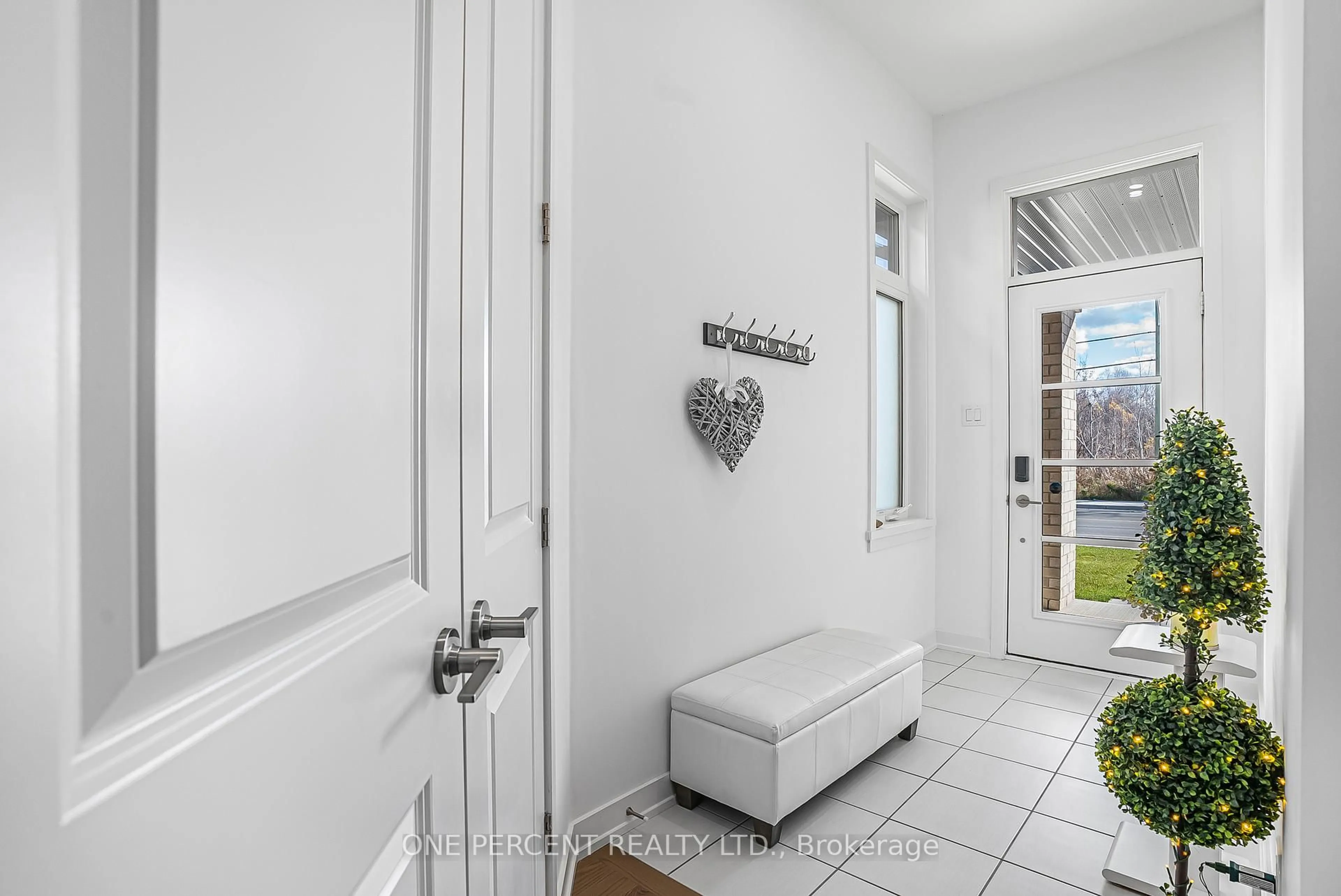 Indoor entryway for 6487 RENAUD Rd, Ottawa Ontario K1W 0R8