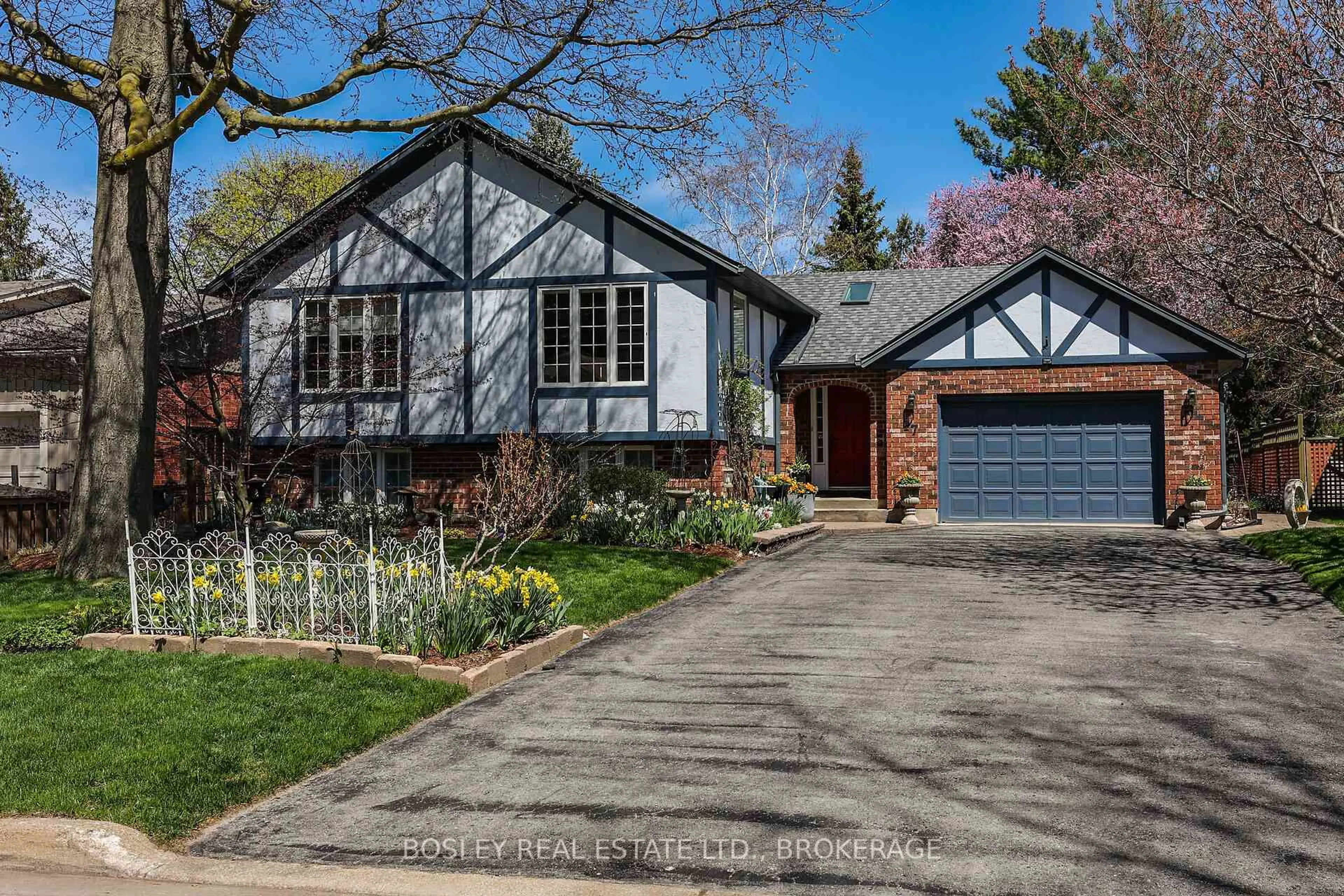 Home with brick exterior material, street for 17 Oak Dr, Niagara-on-the-Lake Ontario L0S 1J0