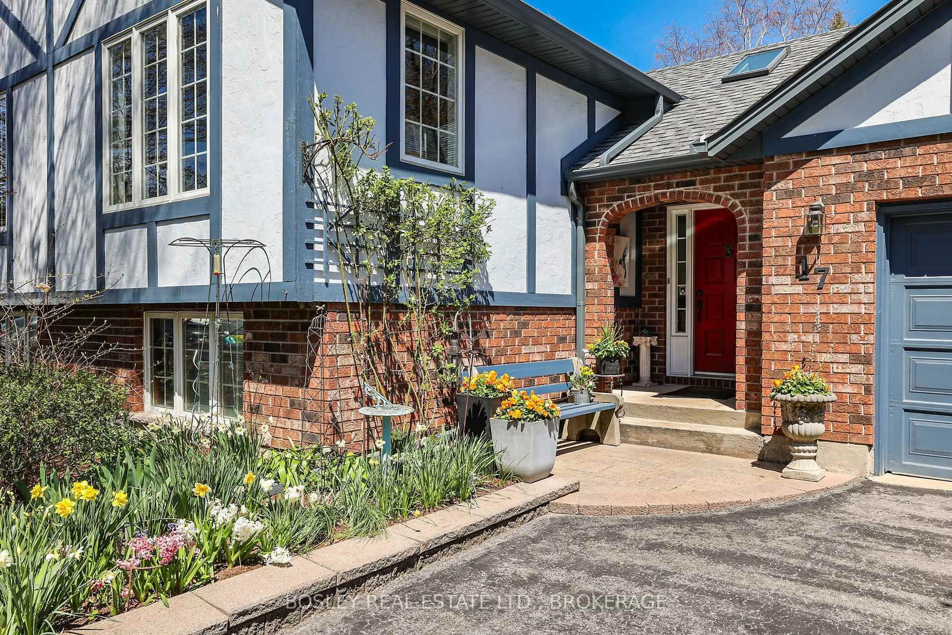 Home with brick exterior material, street for 17 Oak Dr, Niagara-on-the-Lake Ontario L0S 1J0
