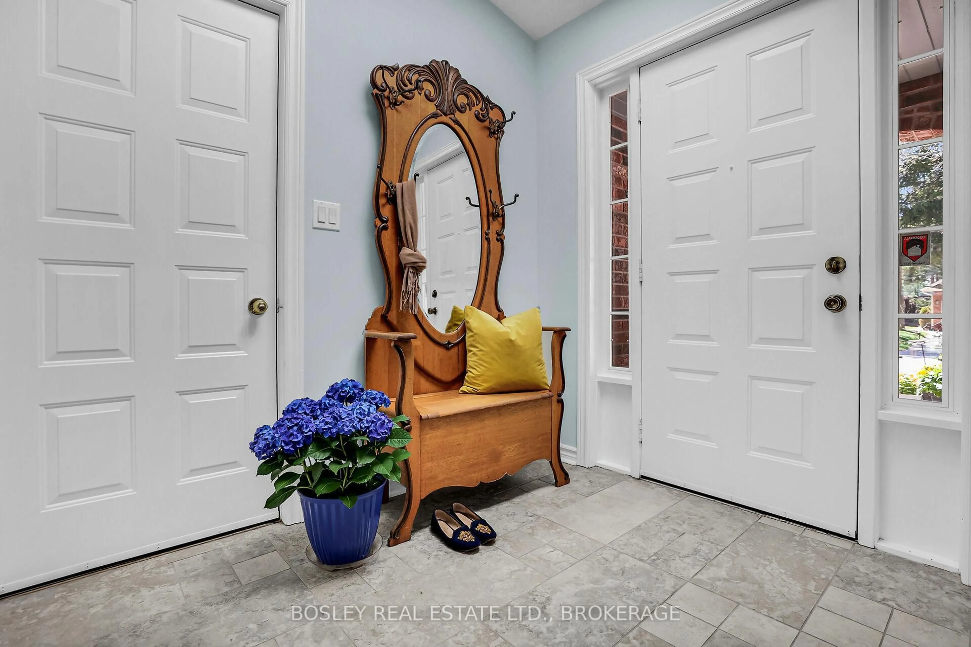 Indoor entryway for 17 Oak Dr, Niagara-on-the-Lake Ontario L0S 1J0