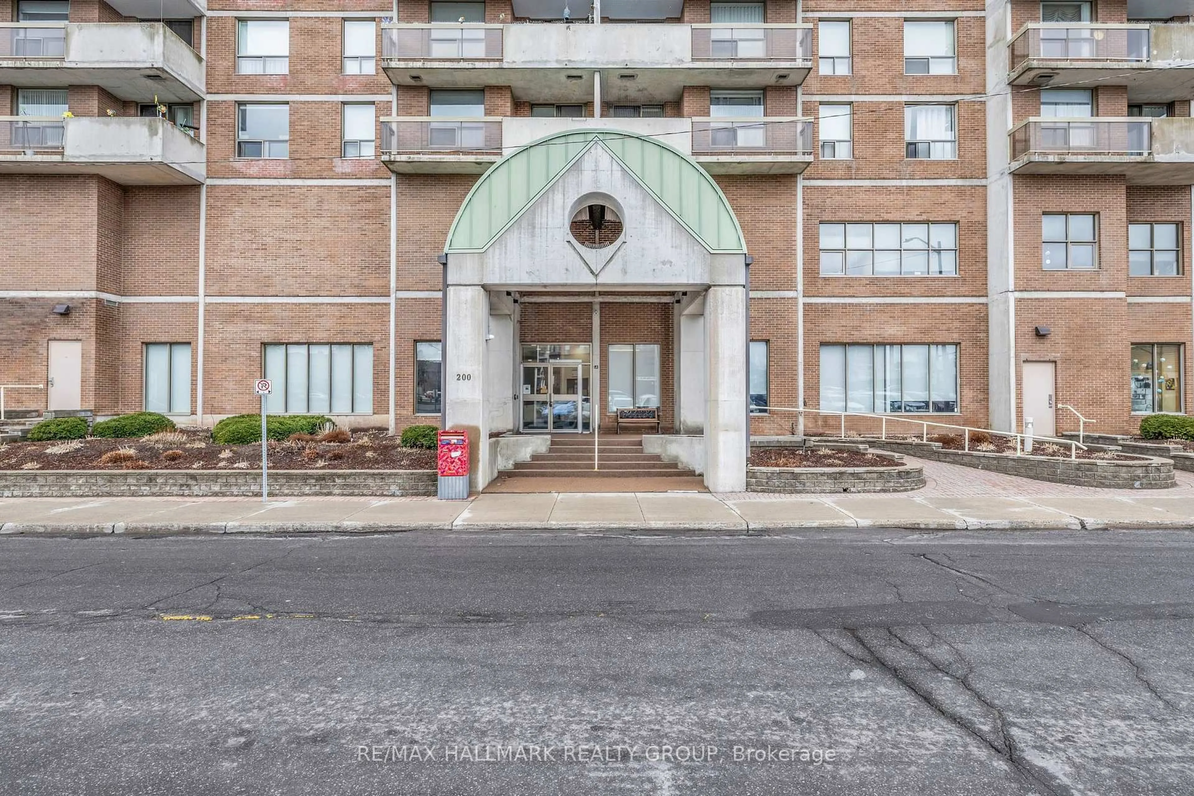 Indoor foyer for 200 Lafontaine Ave #605, Ottawa Ontario K1L 8K8