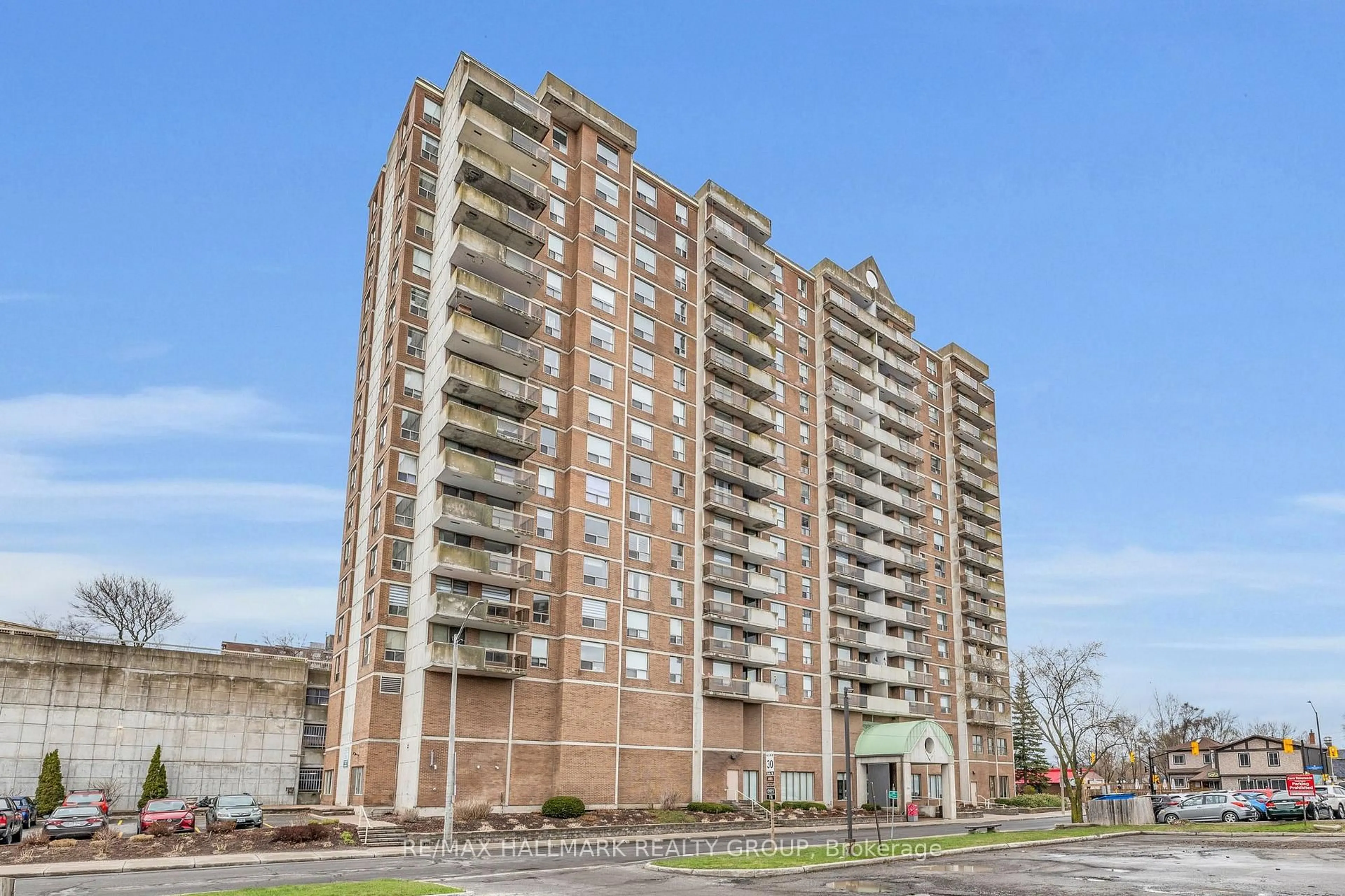 A pic from outside/outdoor area/front of a property/back of a property/a pic from drone, building for 200 Lafontaine Ave #605, Ottawa Ontario K1L 8K8