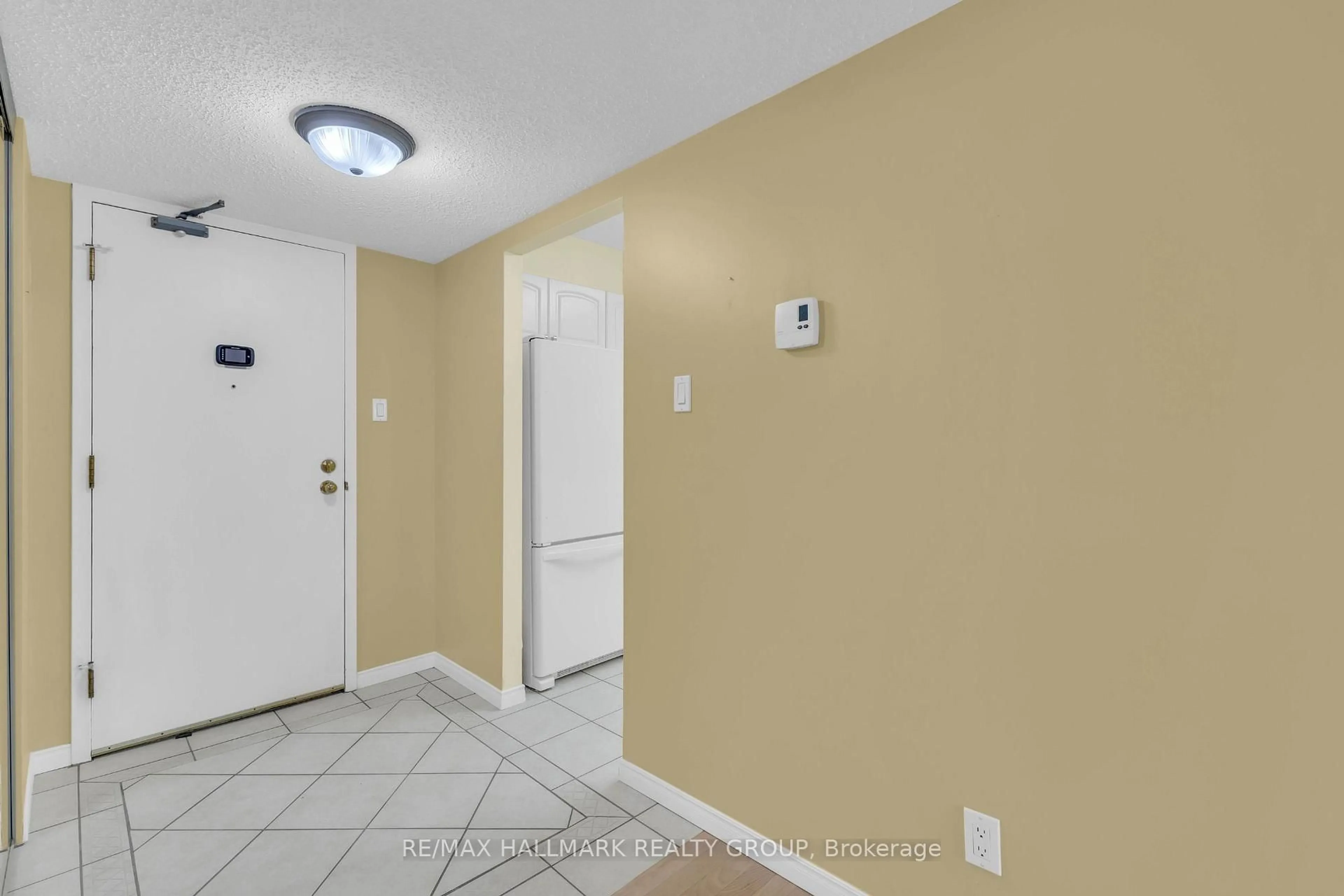 Indoor entryway for 200 Lafontaine Ave #605, Ottawa Ontario K1L 8K8