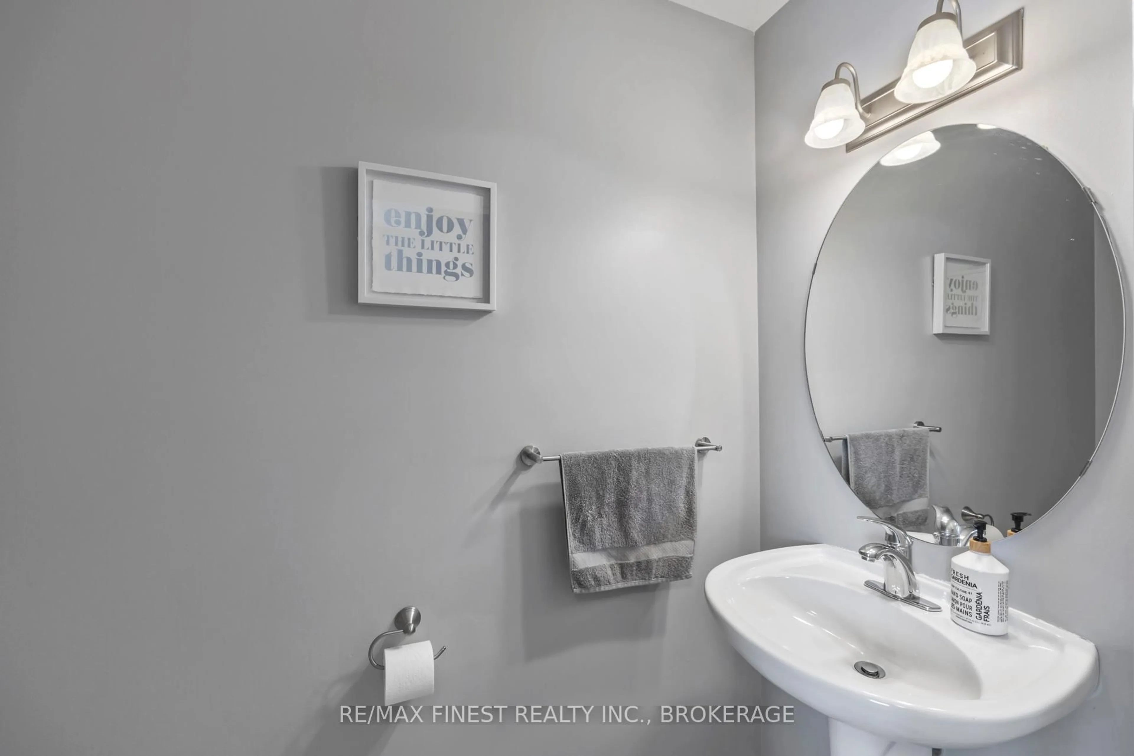 Standard bathroom, ceramic/tile floor for 607 Heritage Crt, Kingston Ontario K7M 9C9