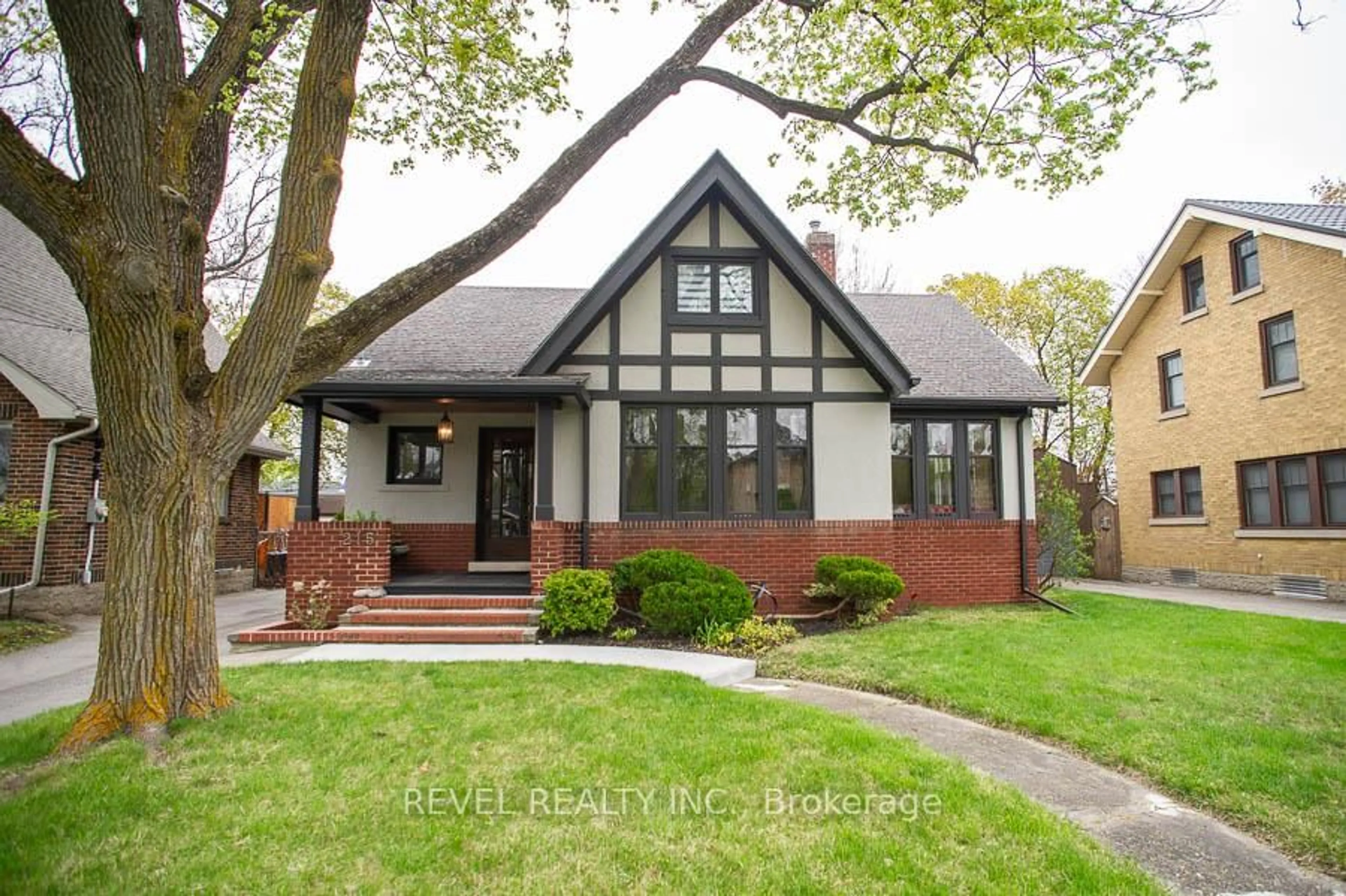 Home with brick exterior material, street for 215 Grand River St, Brant Ontario N3L 2N4