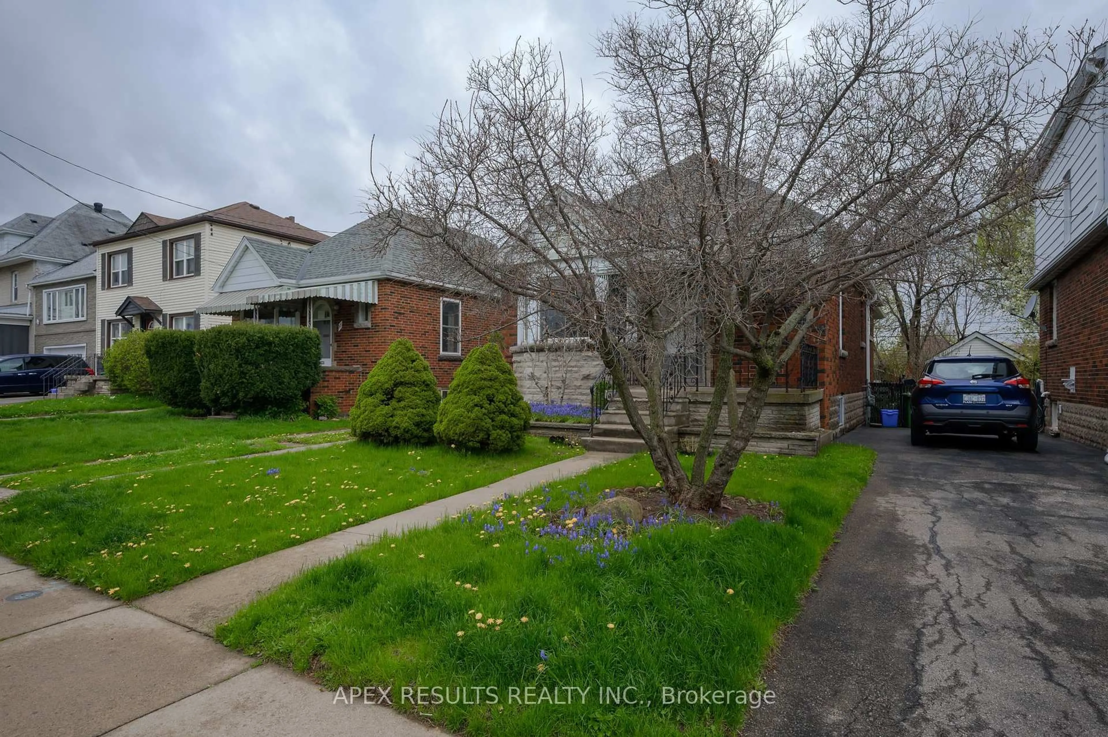 A pic from outside/outdoor area/front of a property/back of a property/a pic from drone, street for 39 Strathearne Ave, Hamilton Ontario L8H 5K5