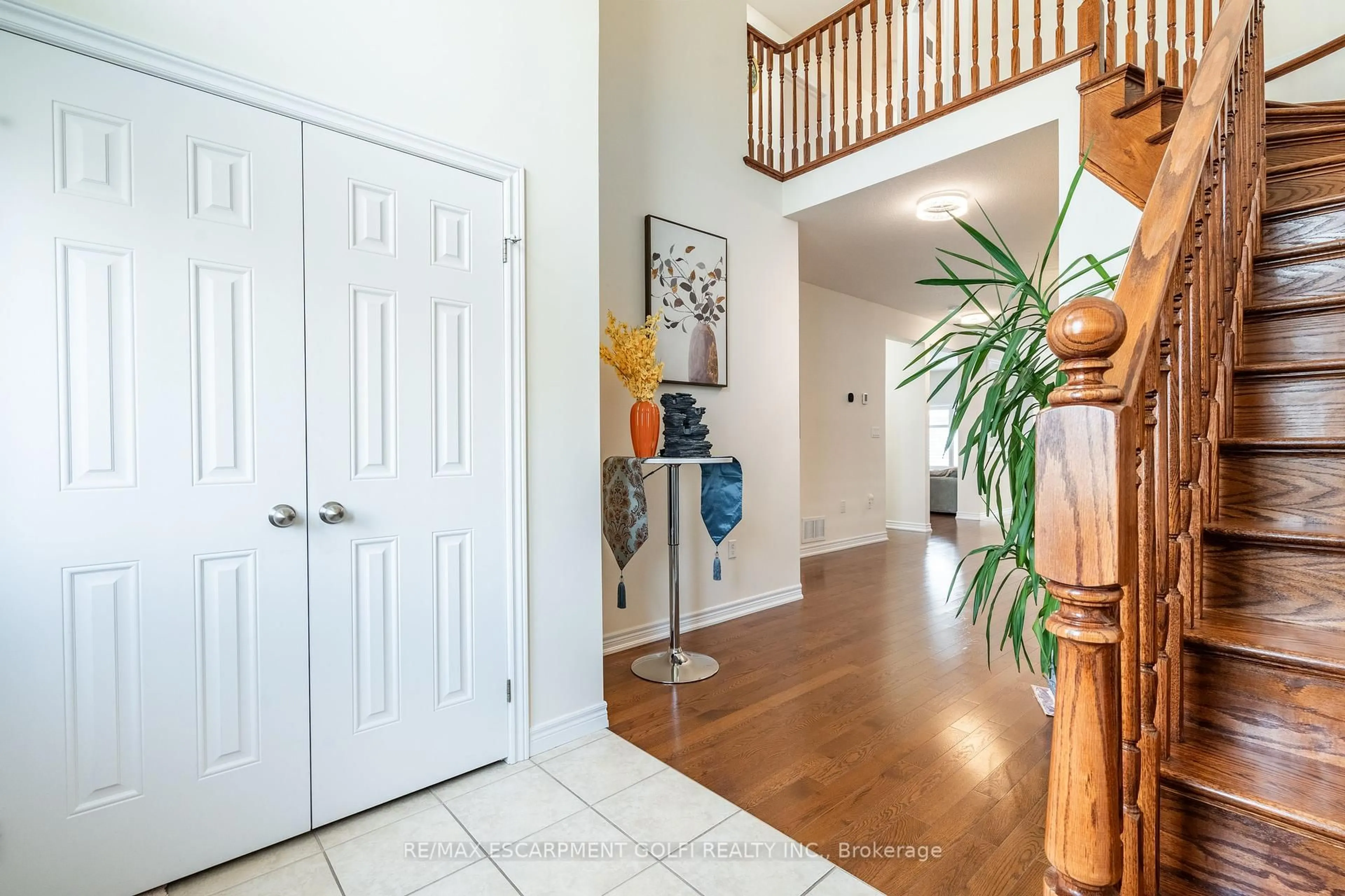 Indoor entryway for 16 Edgehill Dr, Hamilton Ontario L9B 0B1