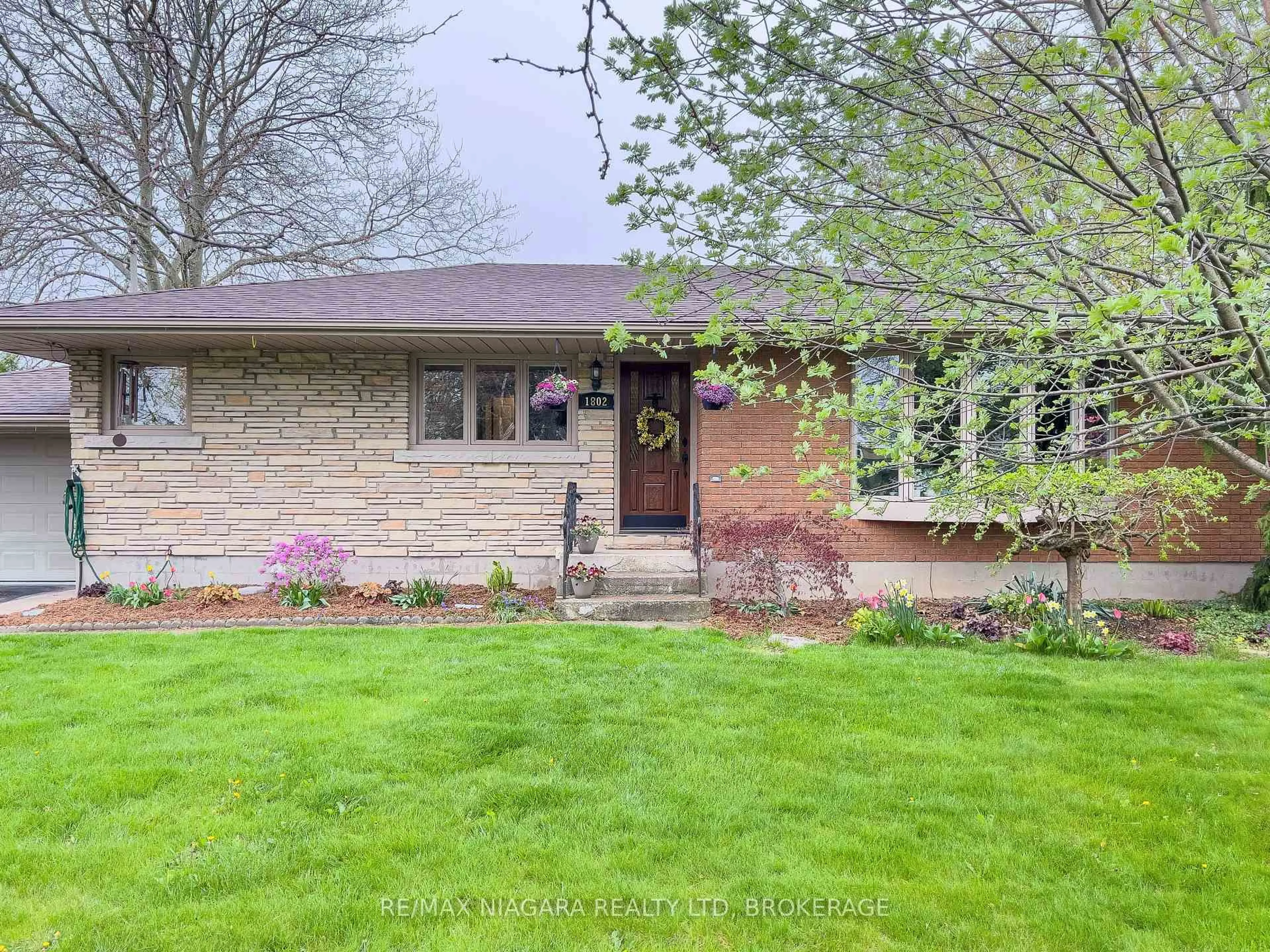 Home with brick exterior material, street for 1802 FOUR MILE CREEK Rd, Niagara-on-the-Lake Ontario L0S 1J0