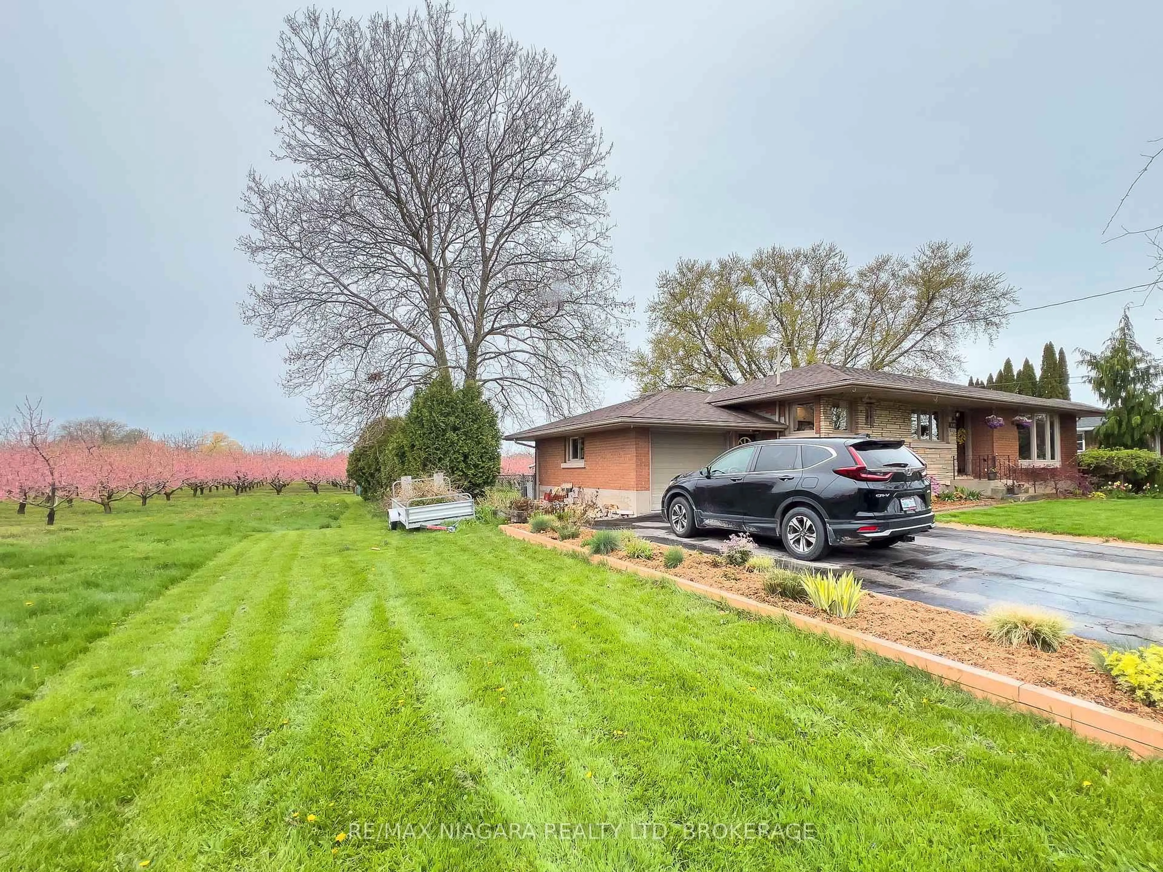 A pic from outside/outdoor area/front of a property/back of a property/a pic from drone, street for 1802 FOUR MILE CREEK Rd, Niagara-on-the-Lake Ontario L0S 1J0