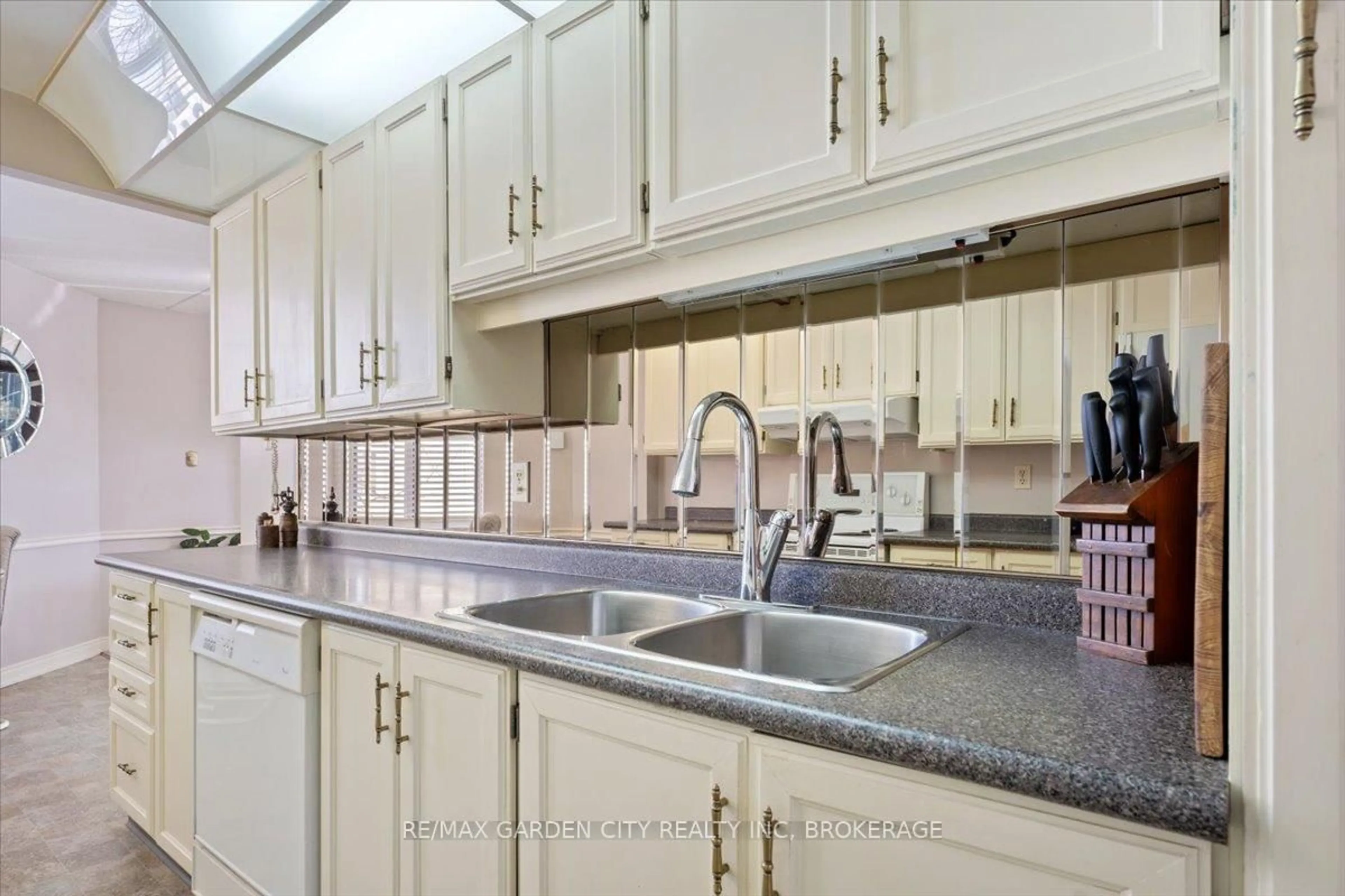 Standard kitchen, ceramic/tile floor for 200 Highway 20 Highway #402B, Pelham Ontario L0S 1E5