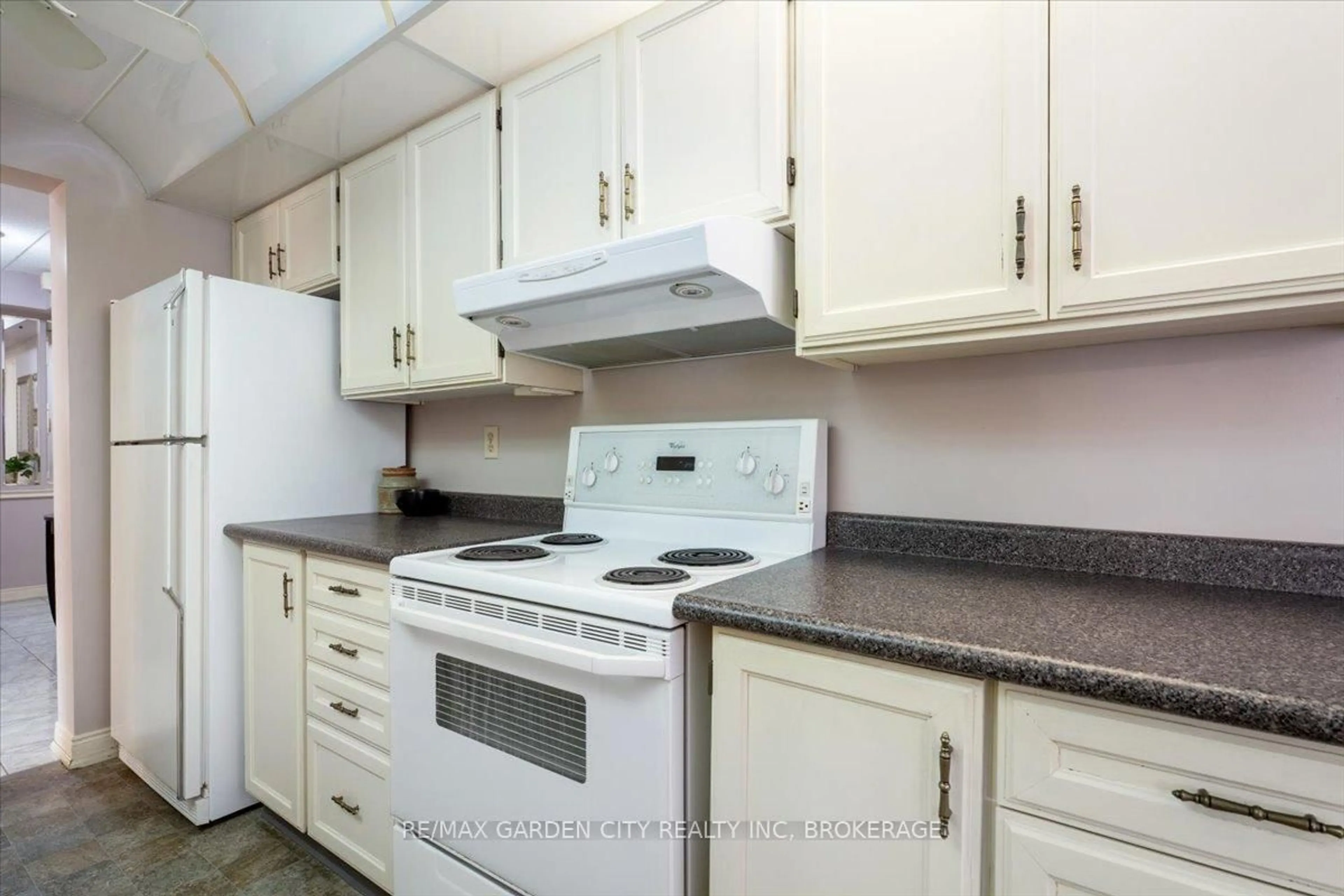 Standard kitchen, unknown for 200 Highway 20 Highway #402B, Pelham Ontario L0S 1E5