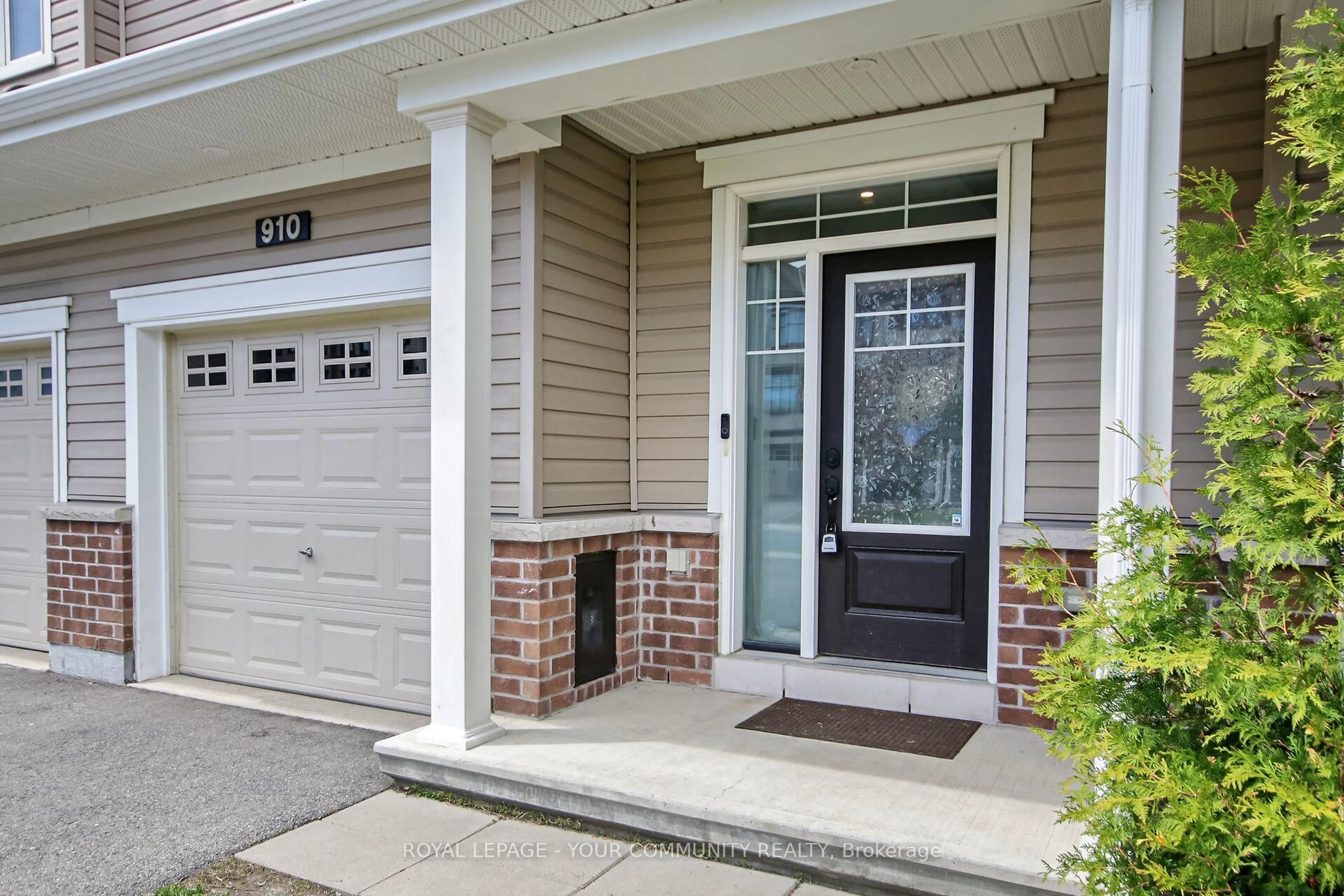 Indoor entryway for 910 Kilbirnie Dr, Ottawa Ontario K2J 6G5