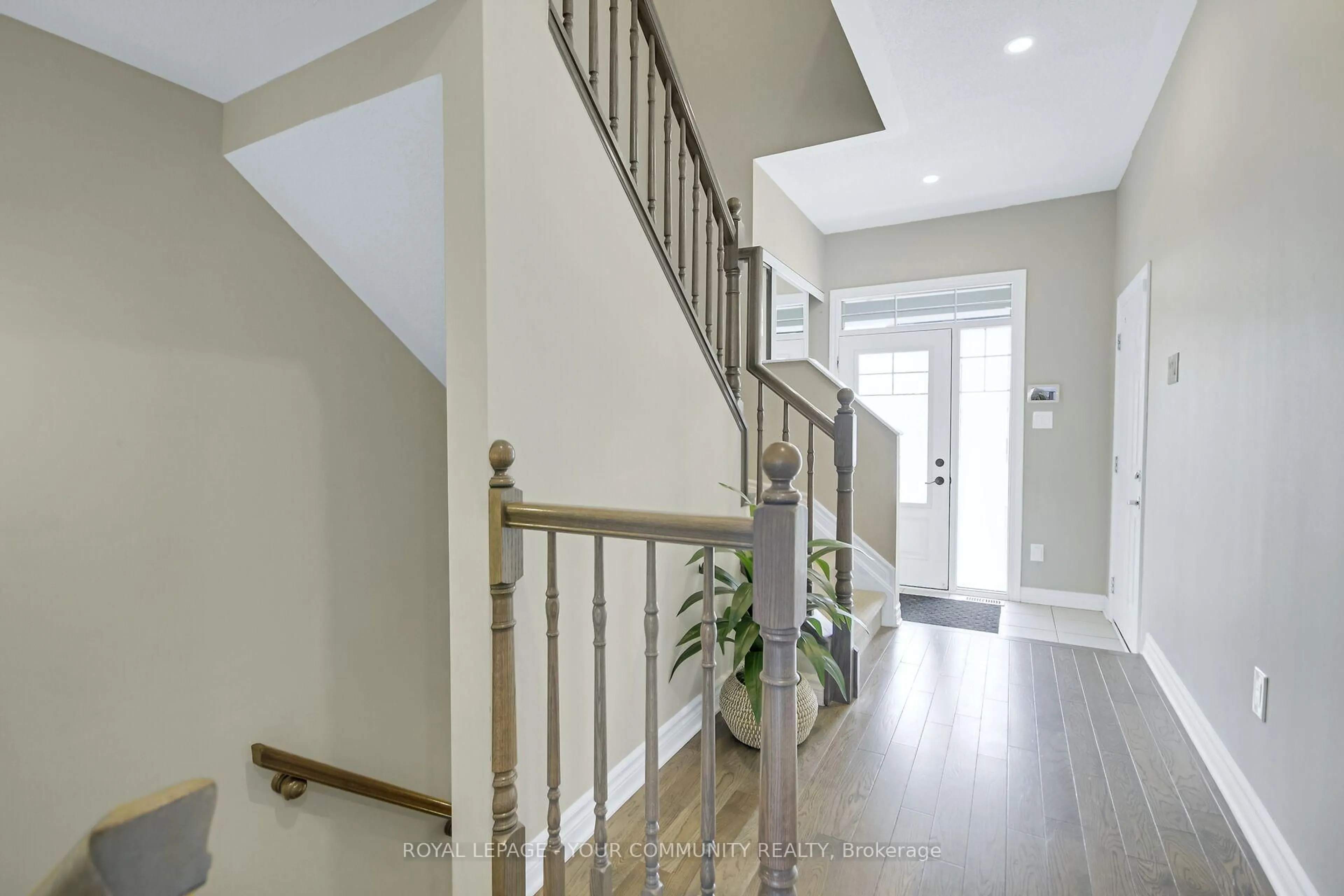 Indoor entryway for 910 Kilbirnie Dr, Ottawa Ontario K2J 6G5