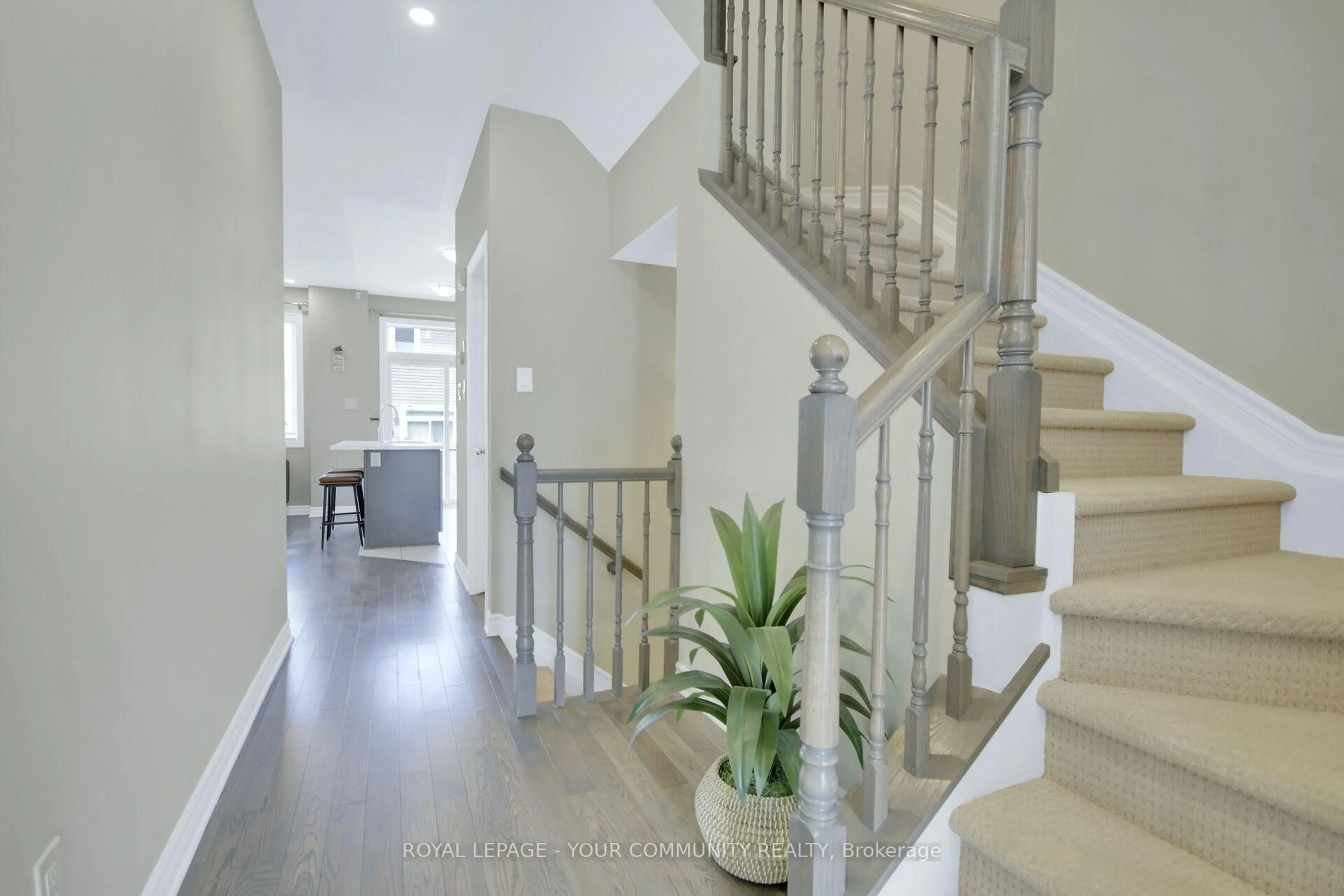 Indoor foyer for 910 Kilbirnie Dr, Ottawa Ontario K2J 6G5