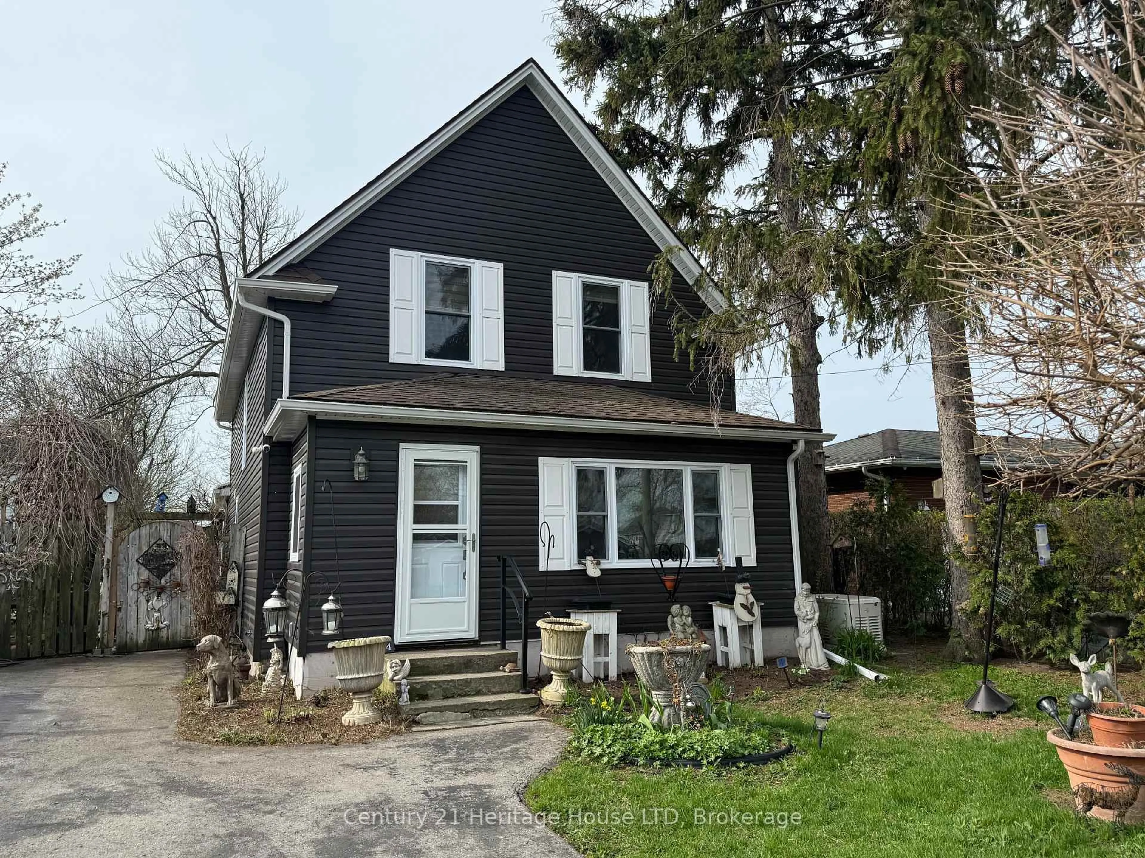 Home with vinyl exterior material, street for 264 Henrietta St, Fort Erie Ontario L2A 2K7