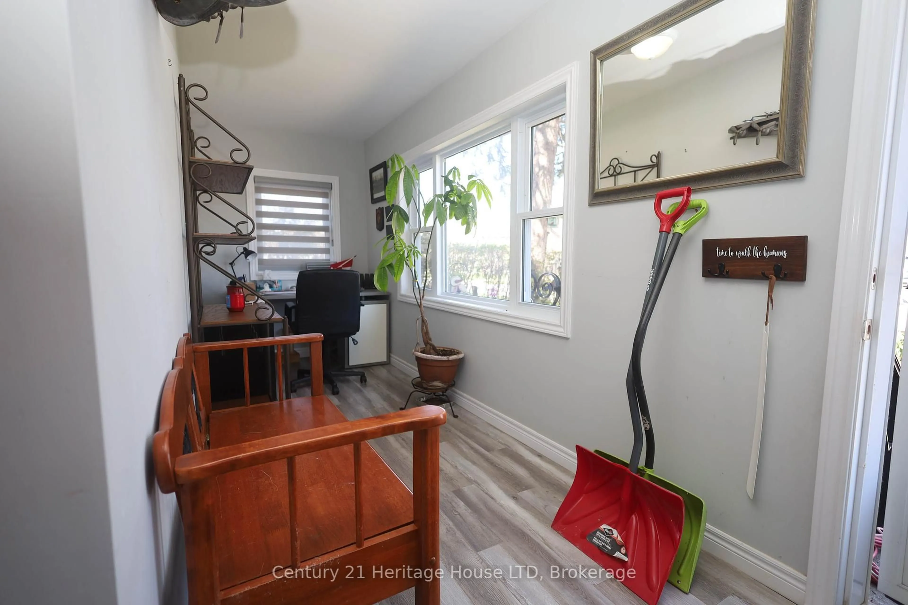 Indoor entryway for 264 Henrietta St, Fort Erie Ontario L2A 2K7