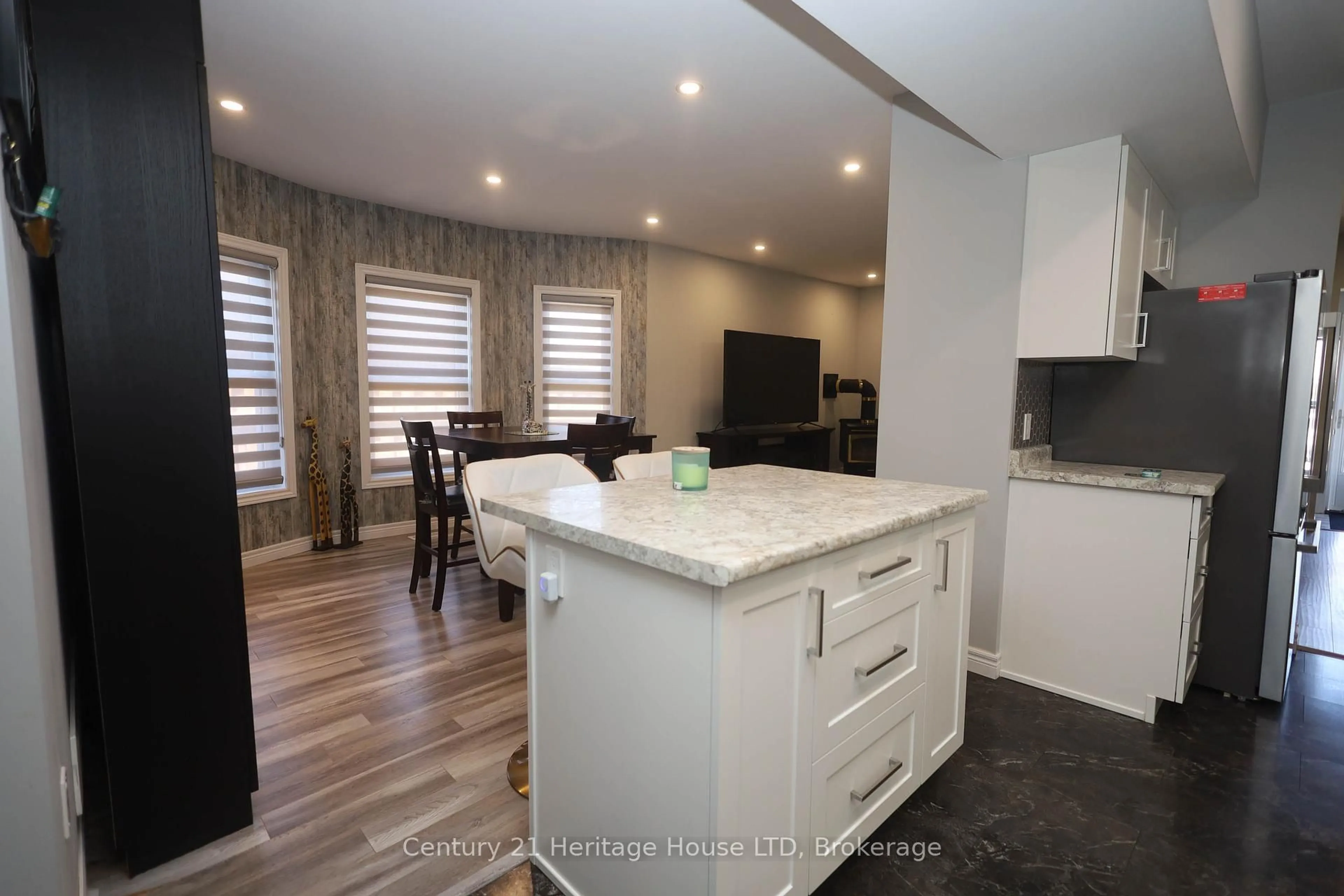 Open concept kitchen, unknown for 264 Henrietta St, Fort Erie Ontario L2A 2K7