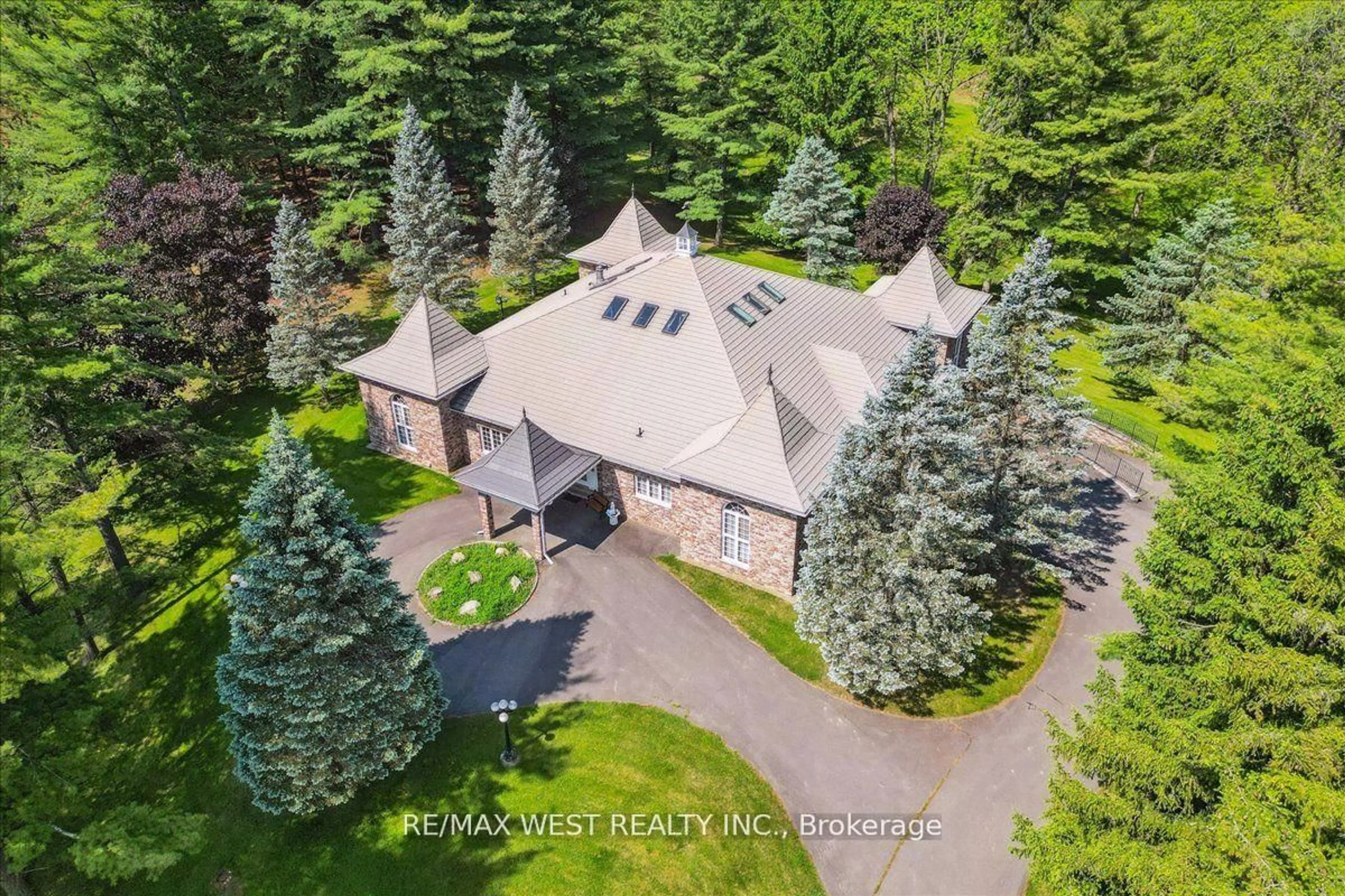 A pic from outside/outdoor area/front of a property/back of a property/a pic from drone, unknown for 1630 Pelham St, Pelham Ontario L0S 1E3