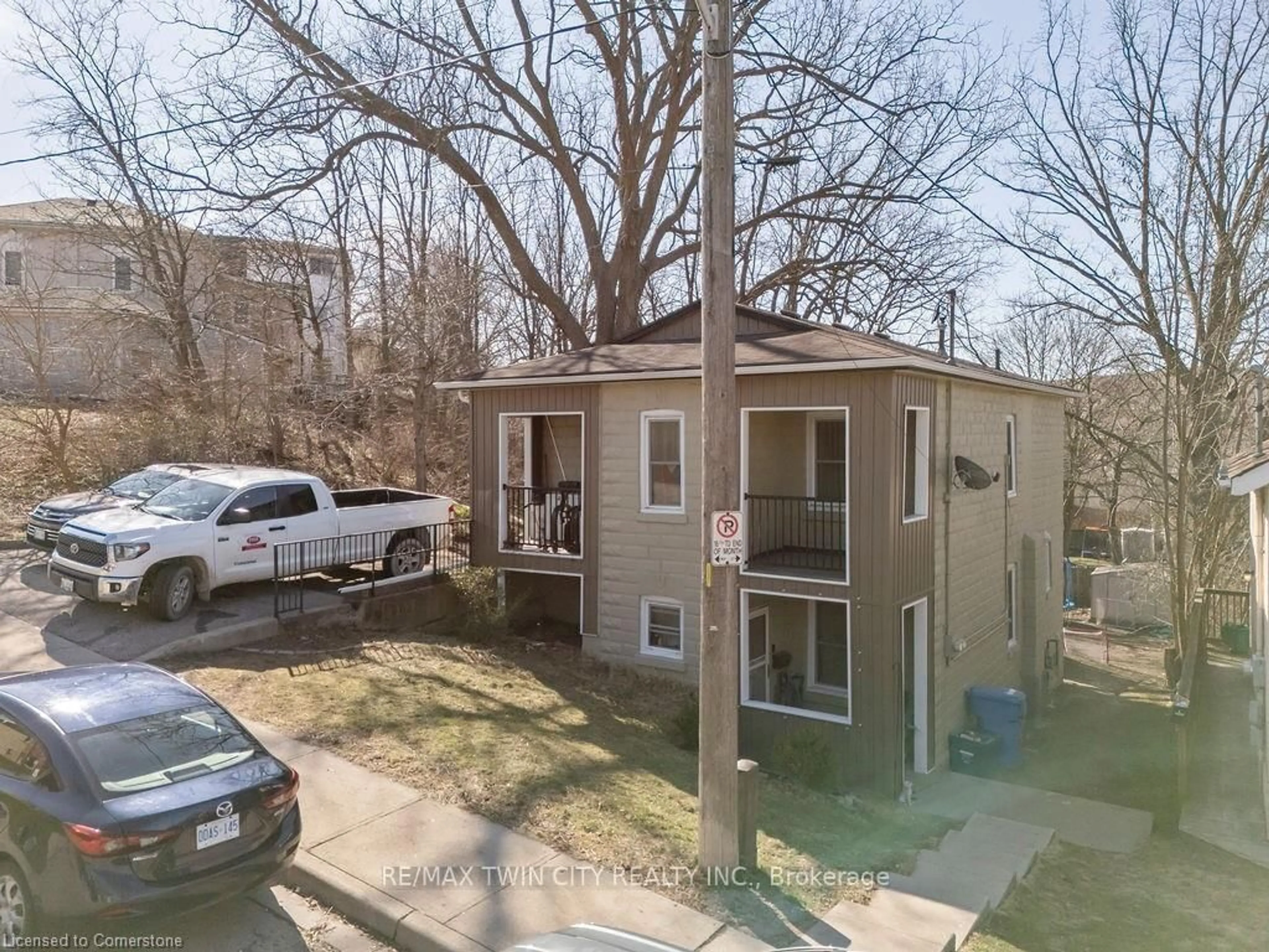 A pic from outside/outdoor area/front of a property/back of a property/a pic from drone, unknown for 9 Mary St, Brant Ontario N3S 3A7