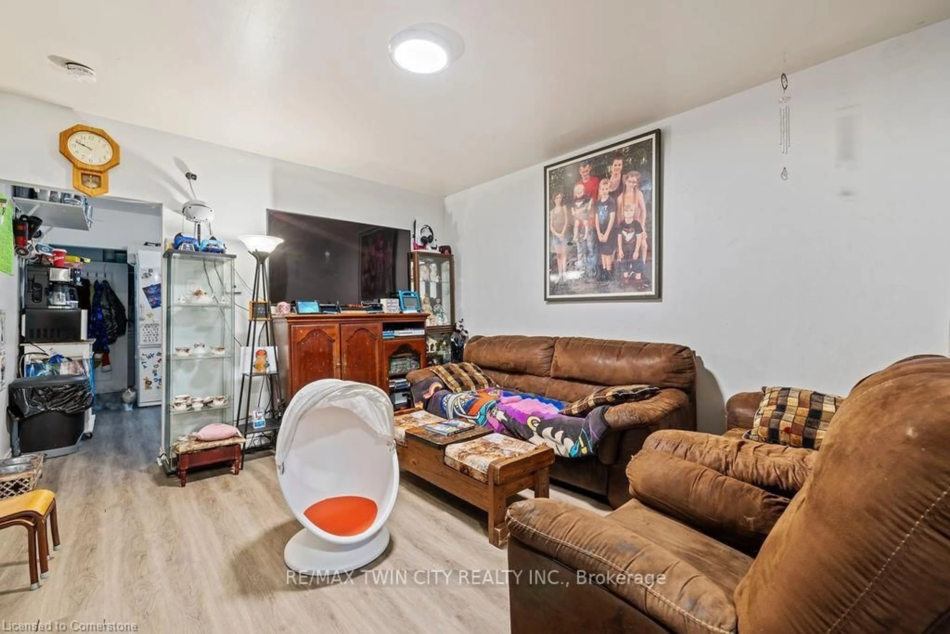 Living room with furniture, unknown for 9 Mary St, Brant Ontario N3S 3A7