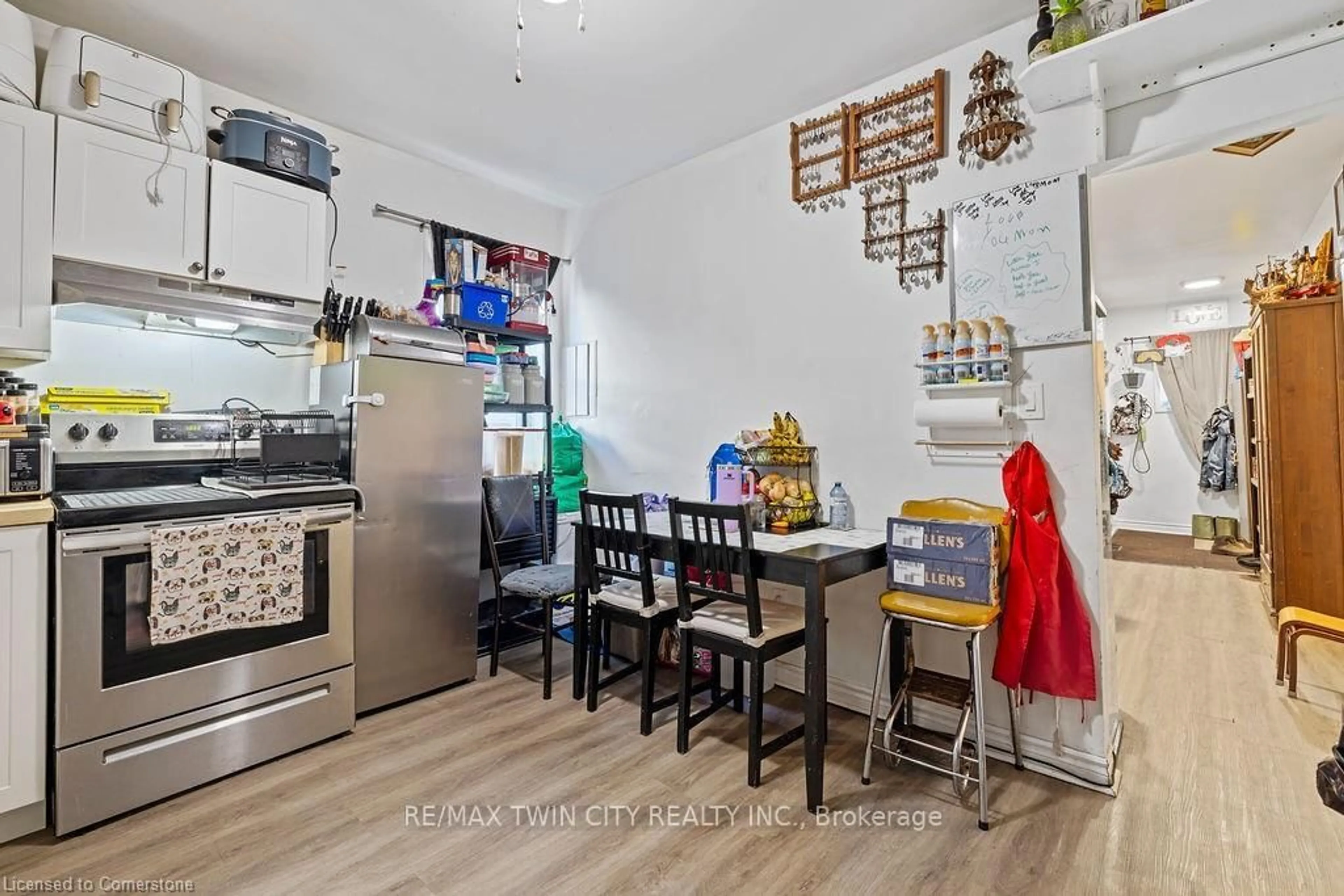 Standard kitchen, unknown for 9 Mary St, Brant Ontario N3S 3A7