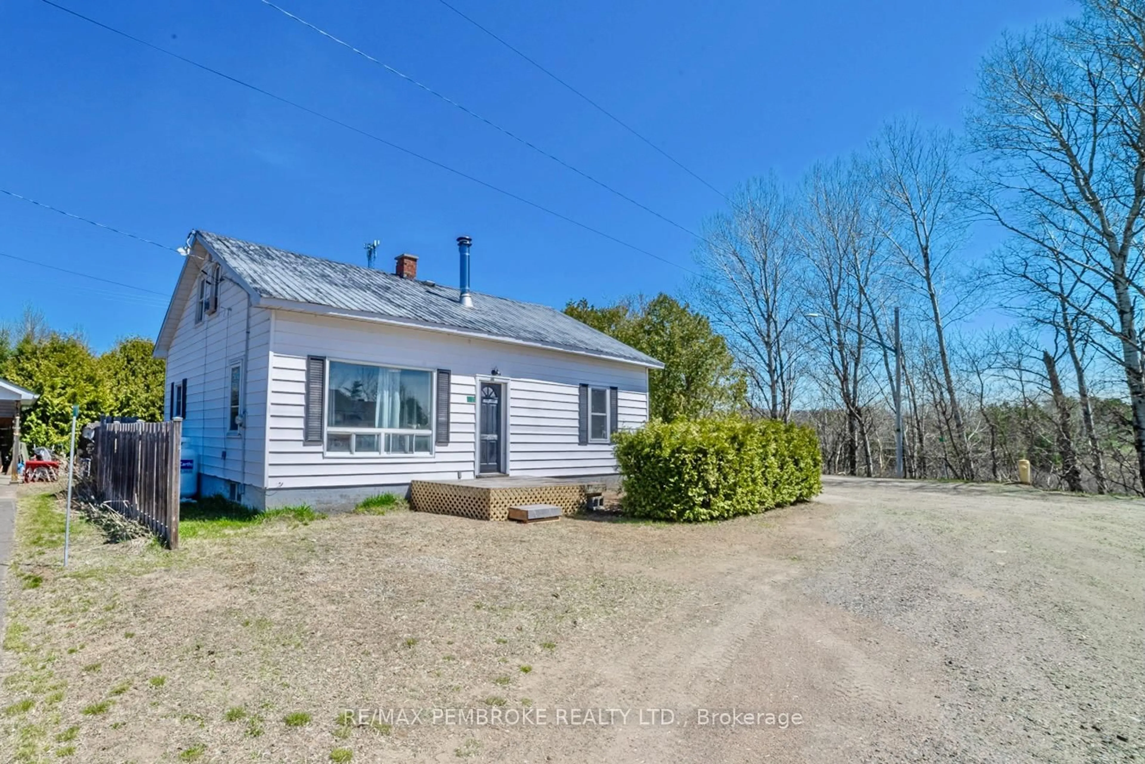 A pic from outside/outdoor area/front of a property/back of a property/a pic from drone, unknown for 21 Philip St, Barry's Bay Ontario K0J 1B0