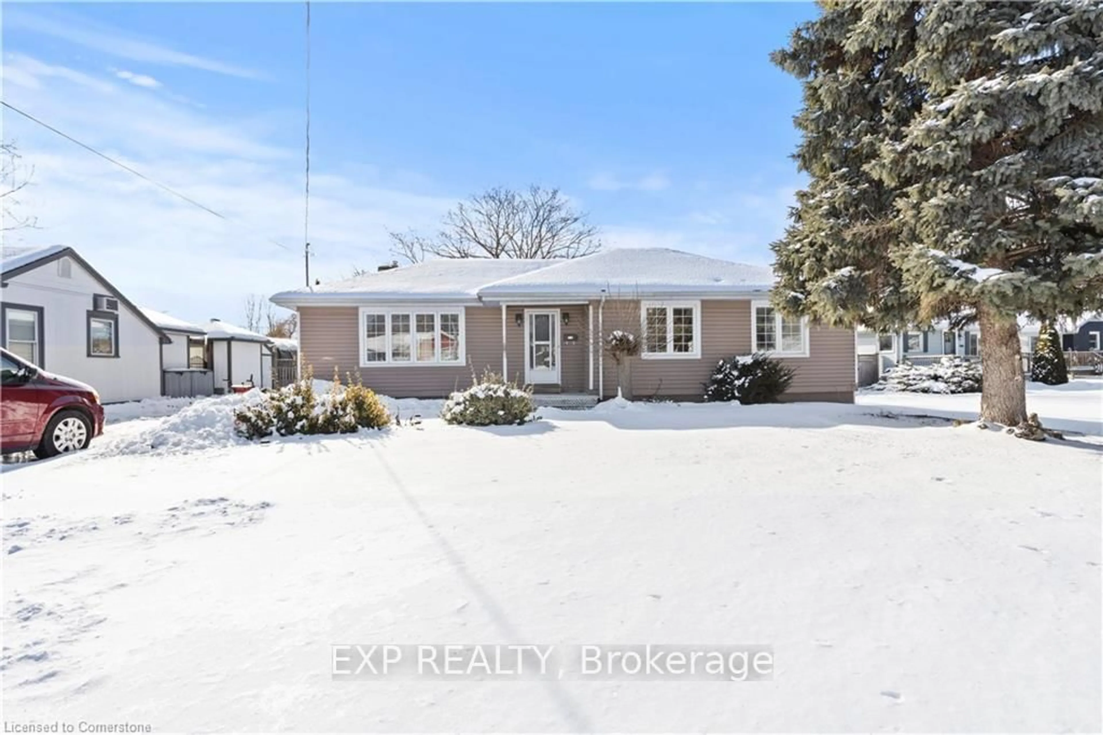 A pic from outside/outdoor area/front of a property/back of a property/a pic from drone, street for 504 Carlton St, St. Catharines Ontario L2M 4X3