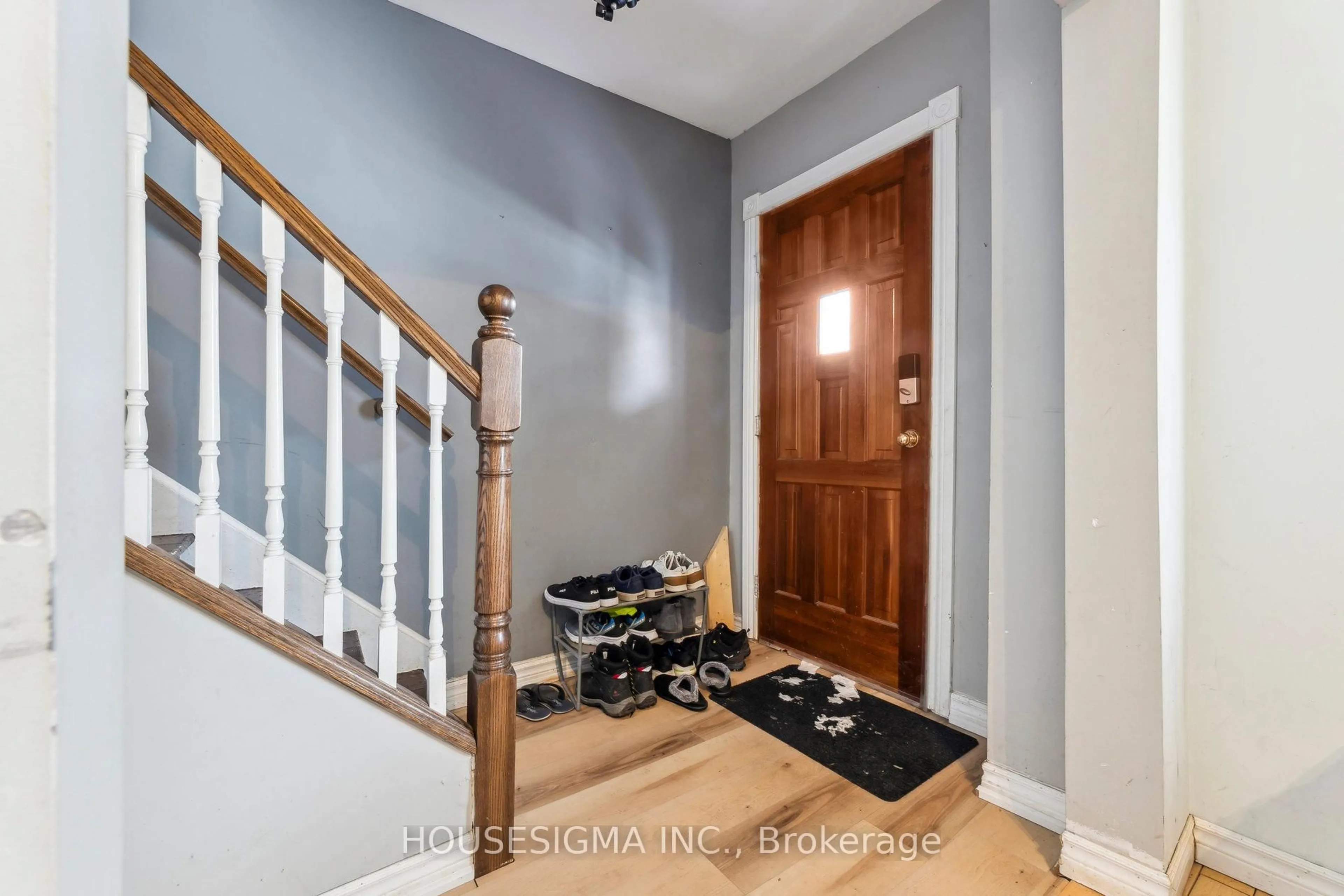 Indoor entryway for 635 Brown St, Peterborough Ontario K9J 4K6