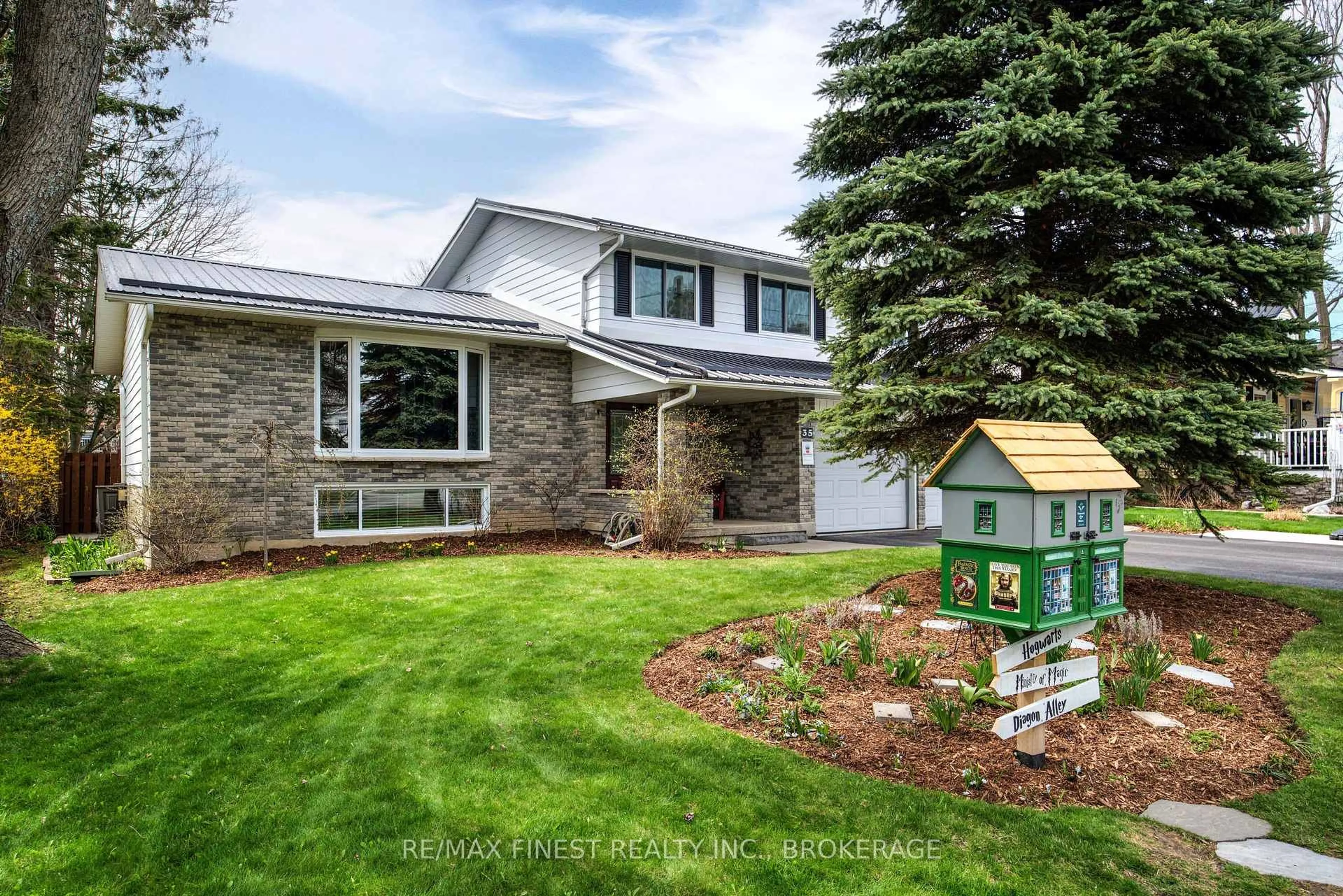 Home with vinyl exterior material, unknown for 35 Crerar Blvd, Kingston Ontario K7M 3P7