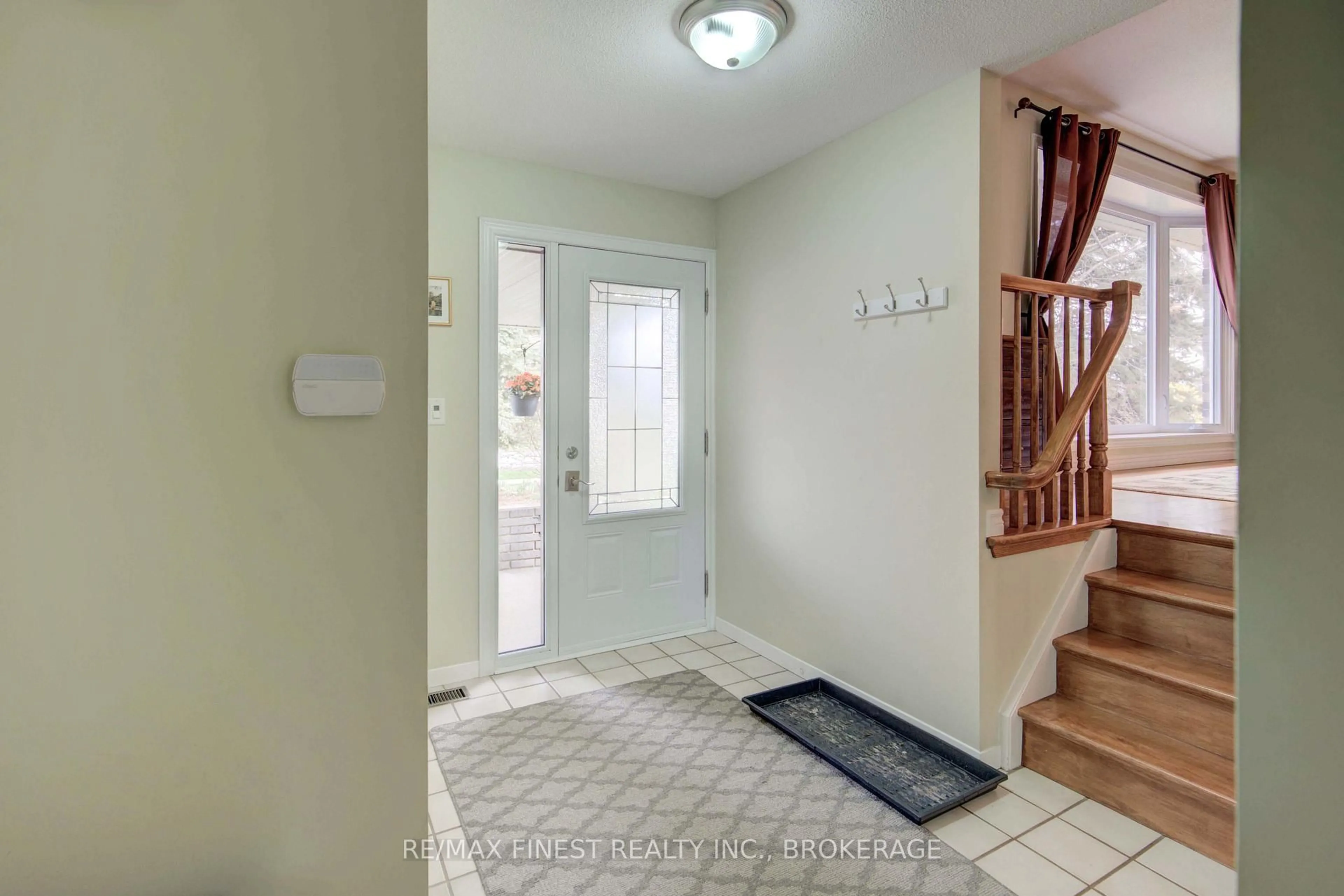 Indoor entryway for 35 Crerar Blvd, Kingston Ontario K7M 3P7