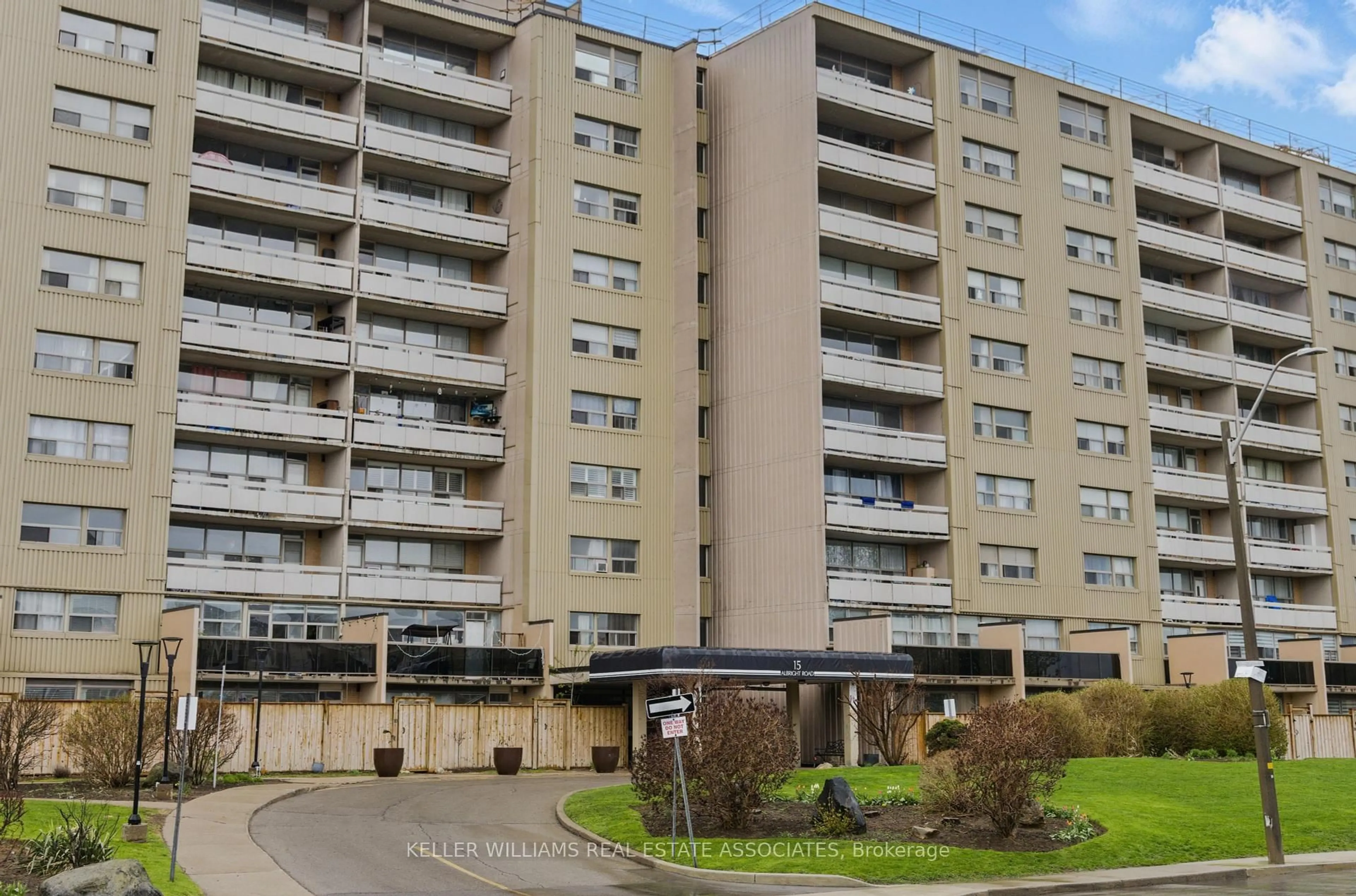 Patio, building for 15 Albright Rd #304, Hamilton Ontario L8K 5J2