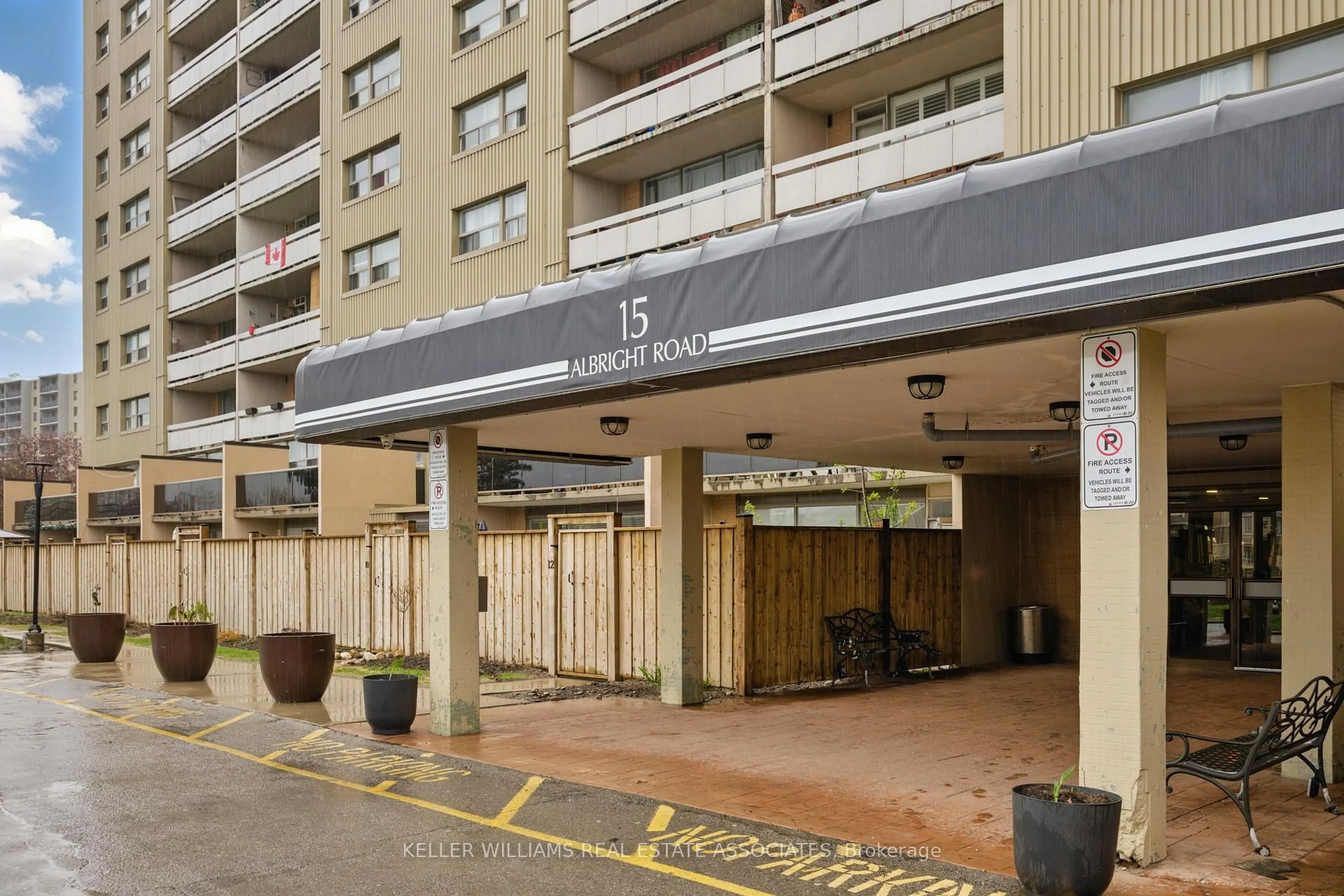 Indoor foyer for 15 Albright Rd #304, Hamilton Ontario L8K 5J2